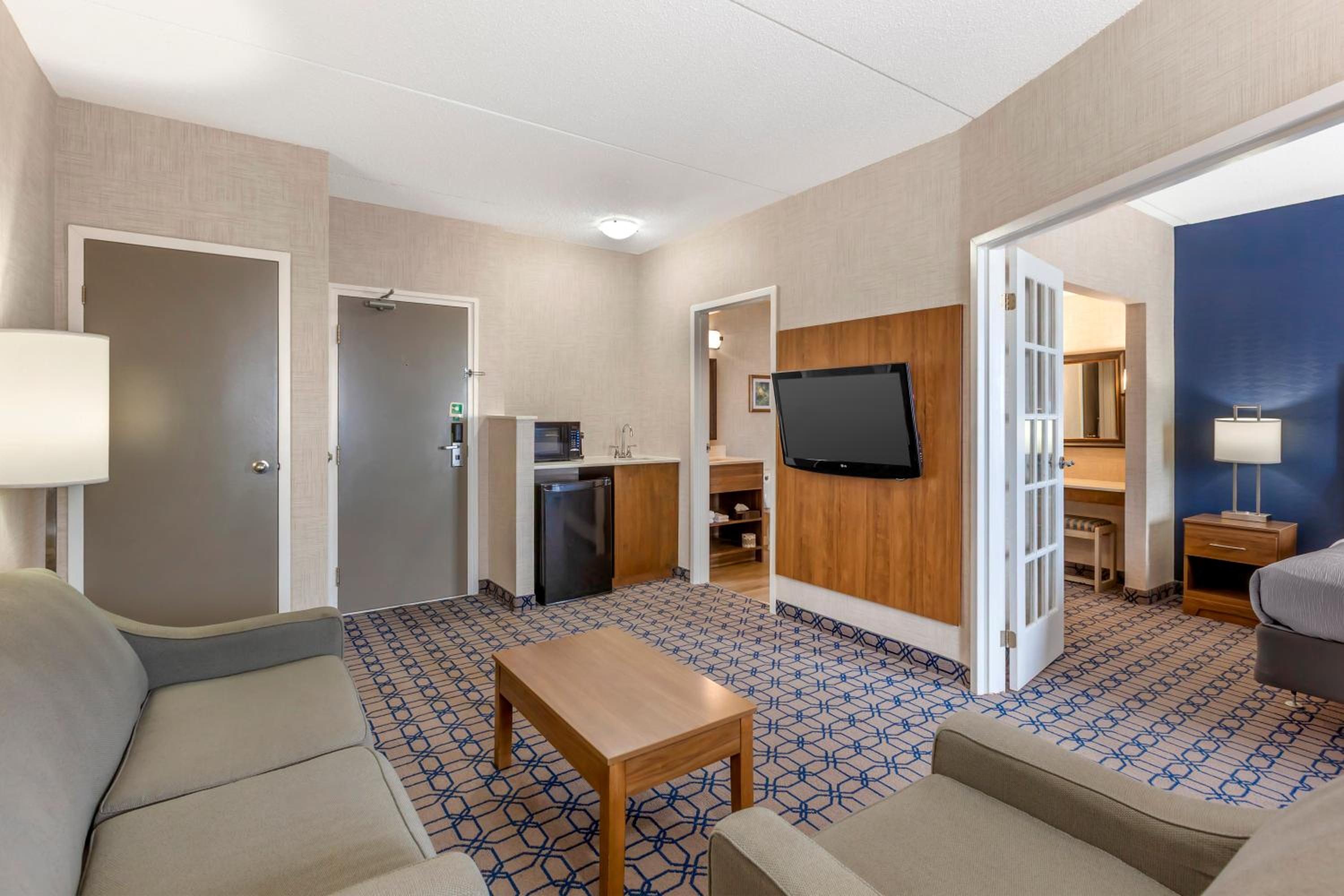 King Suite with Sofa Bed - Non Smoking - Photo 3