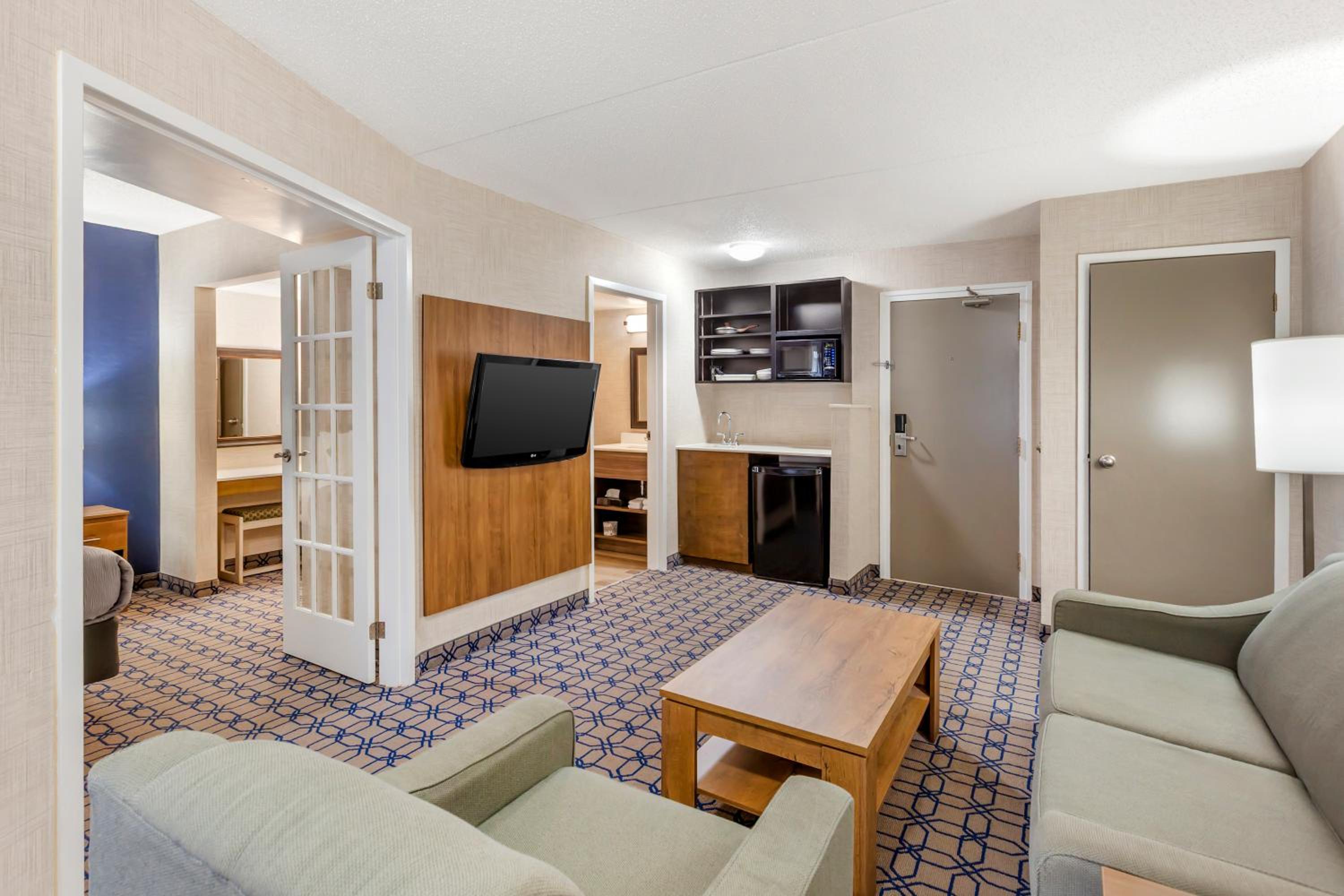 Efficiency King Suite - Non-Smoking - Photo 3