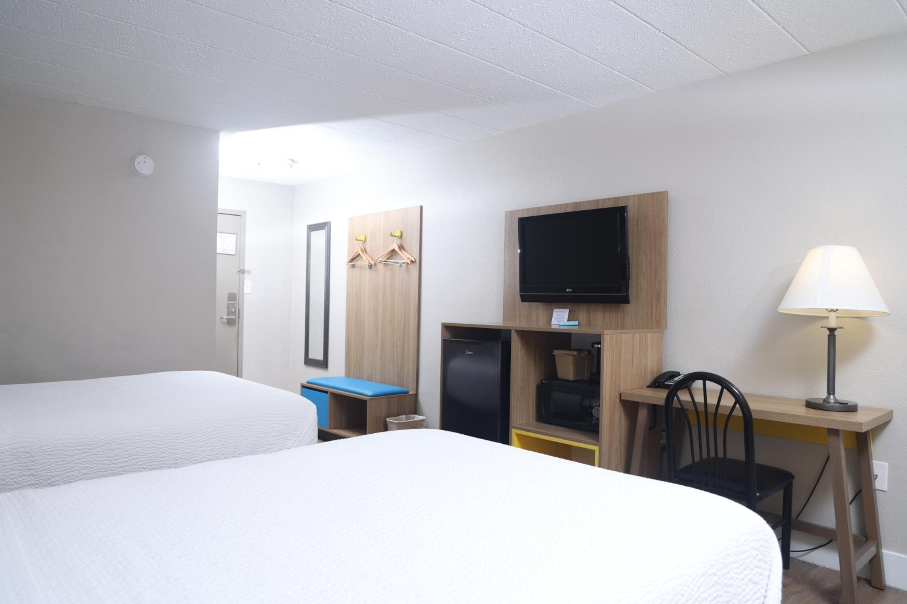 Efficiency Room with Two Double Beds - Non-Smoking - Photo 4