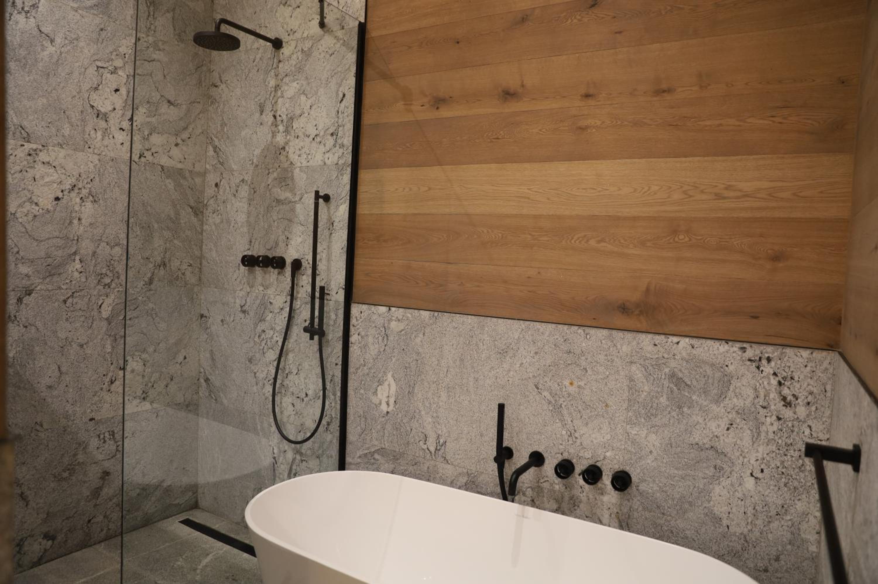 Modern Suite 11 "Cabernet Franc" photo 3