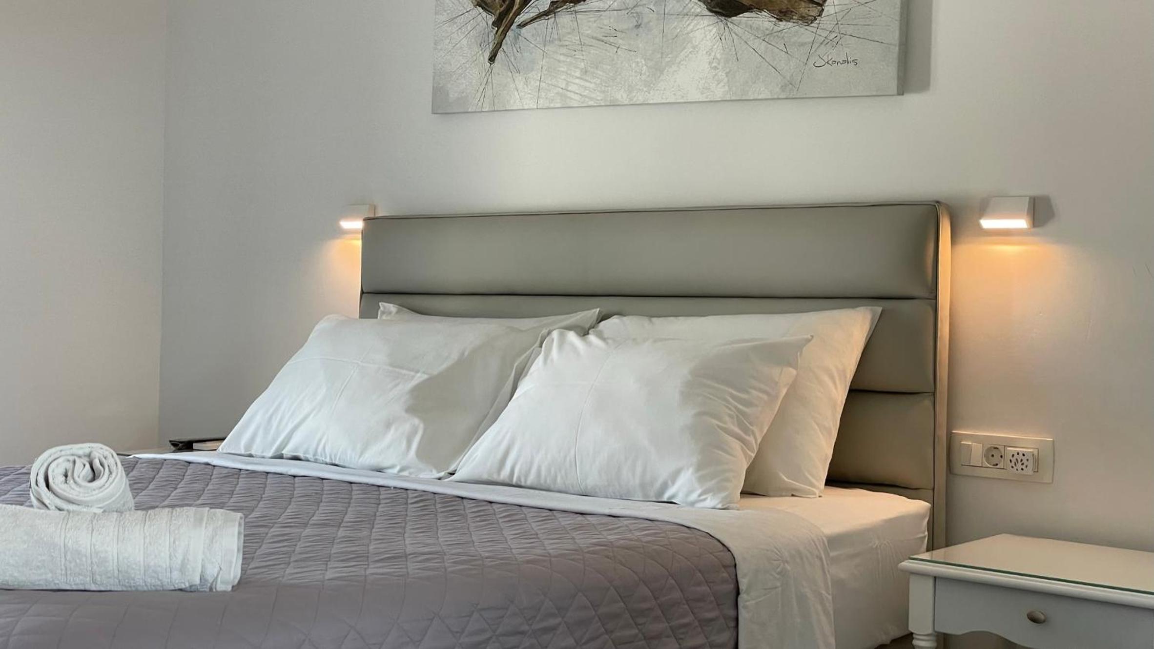 Deluxe Double Room with Balcony photo 2