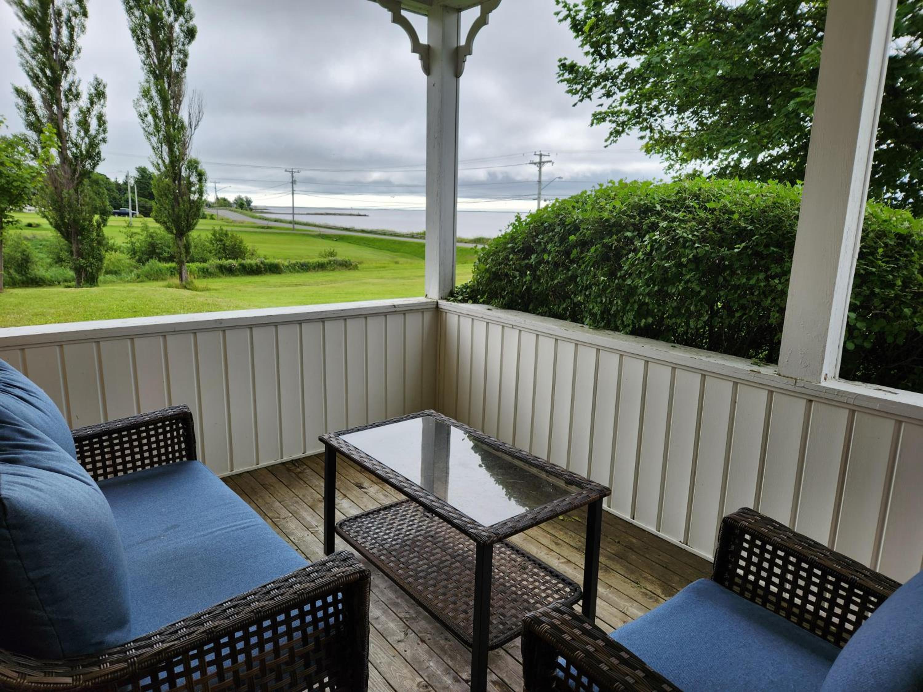 Deluxe Queen Suite photo 2