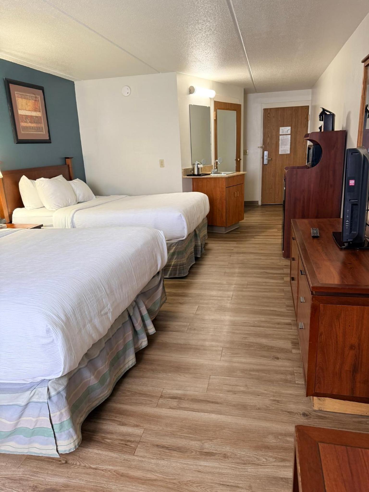 Quadruple Room with Two Queen Beds - Non Smoking photo 1