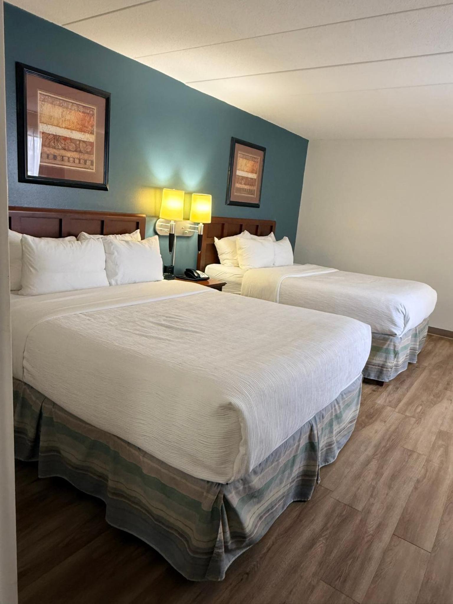 Queen Suite with Two Queen Beds - Non Smoking photo 2