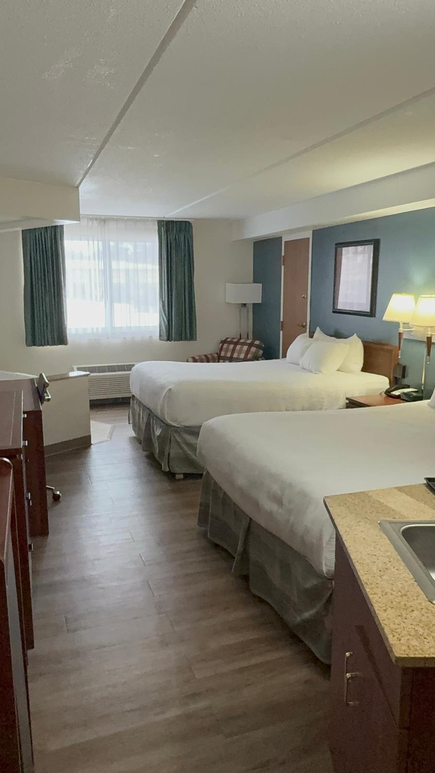 Quadruple Room with Two Queen Beds and Whirlpool - Non Smoking photo 3