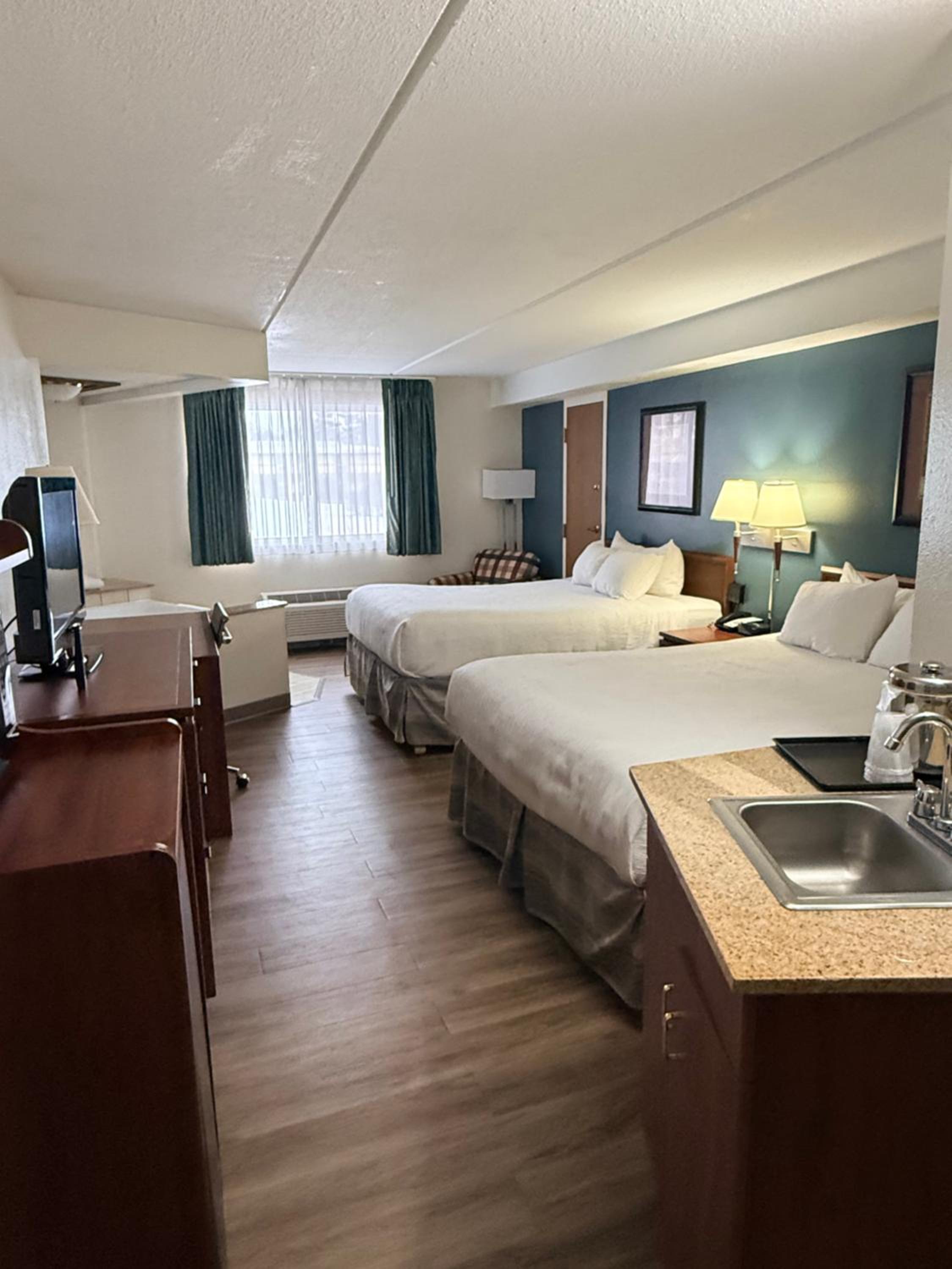 Quadruple Room with Two Queen Beds and Whirlpool - Non Smoking photo 2