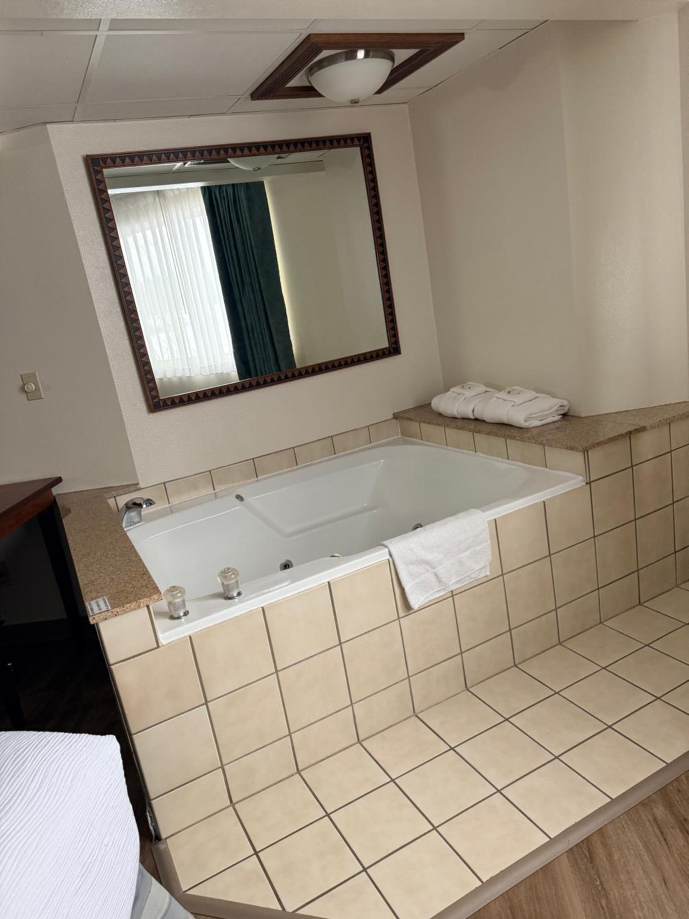 Quadruple Room with Two Queen Beds and Whirlpool - Non Smoking photo 1