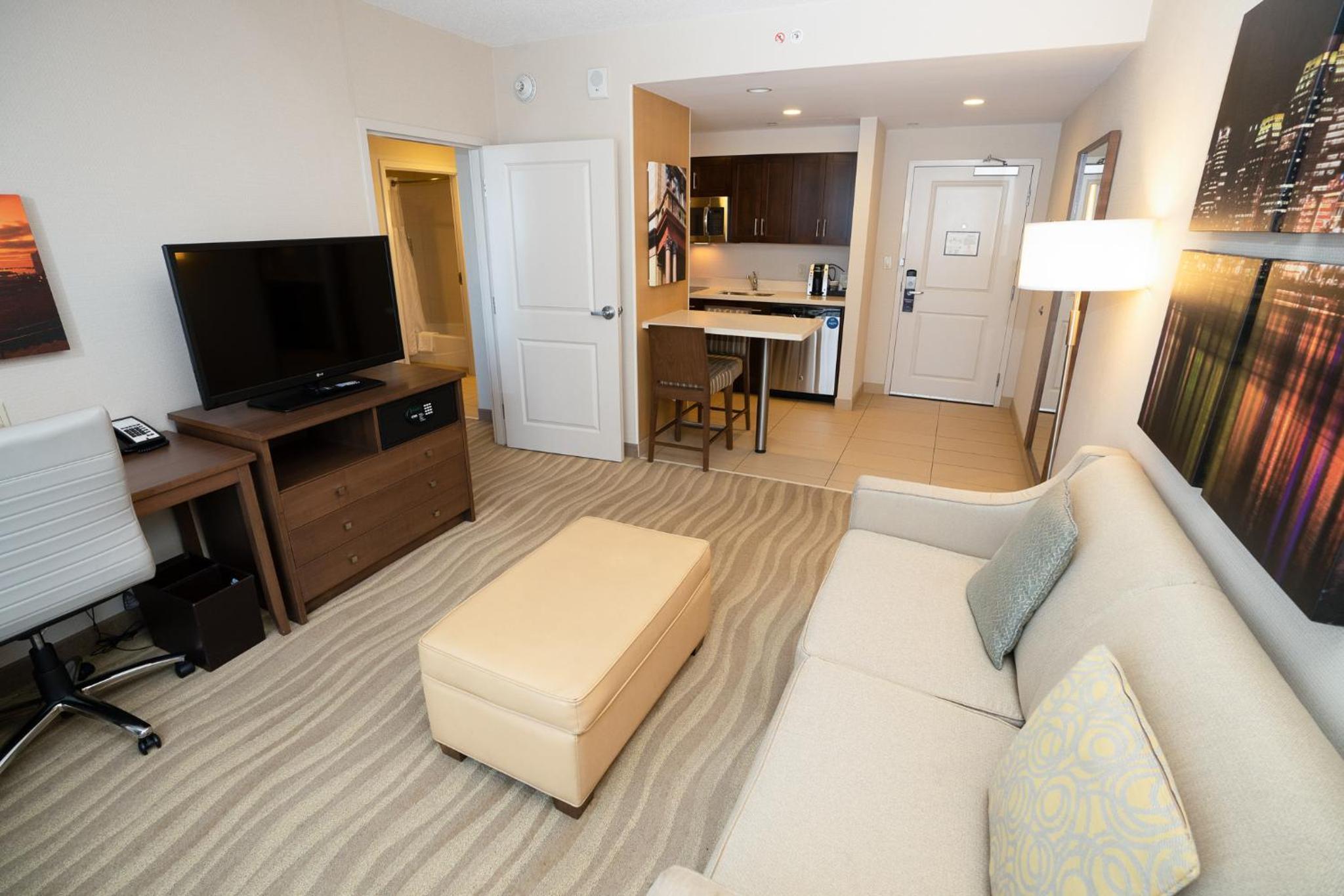 Premium King Studio Suite - Non-Smoking