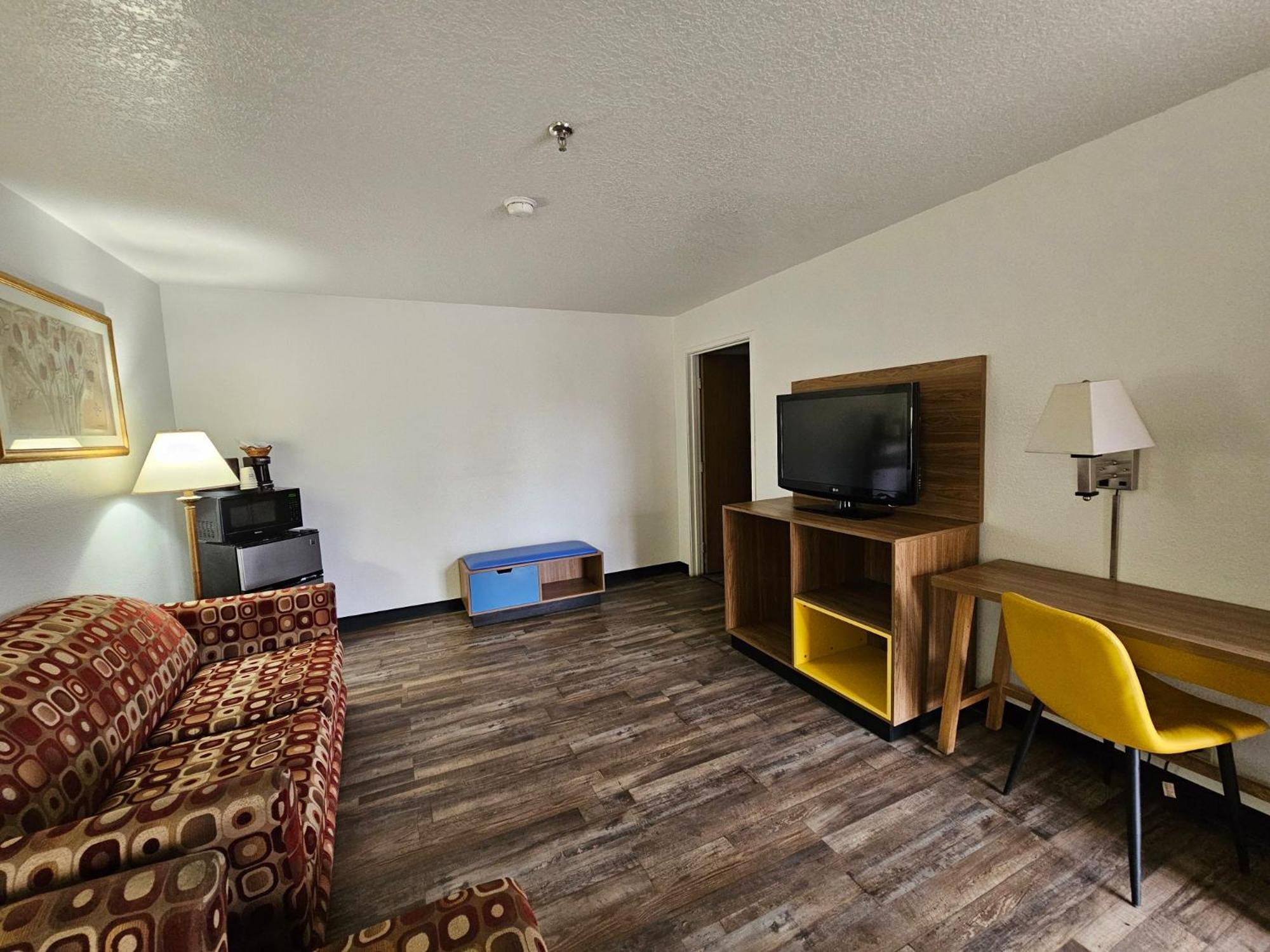Queen Room with Two Queen Beds - Non-Smoking photo 2