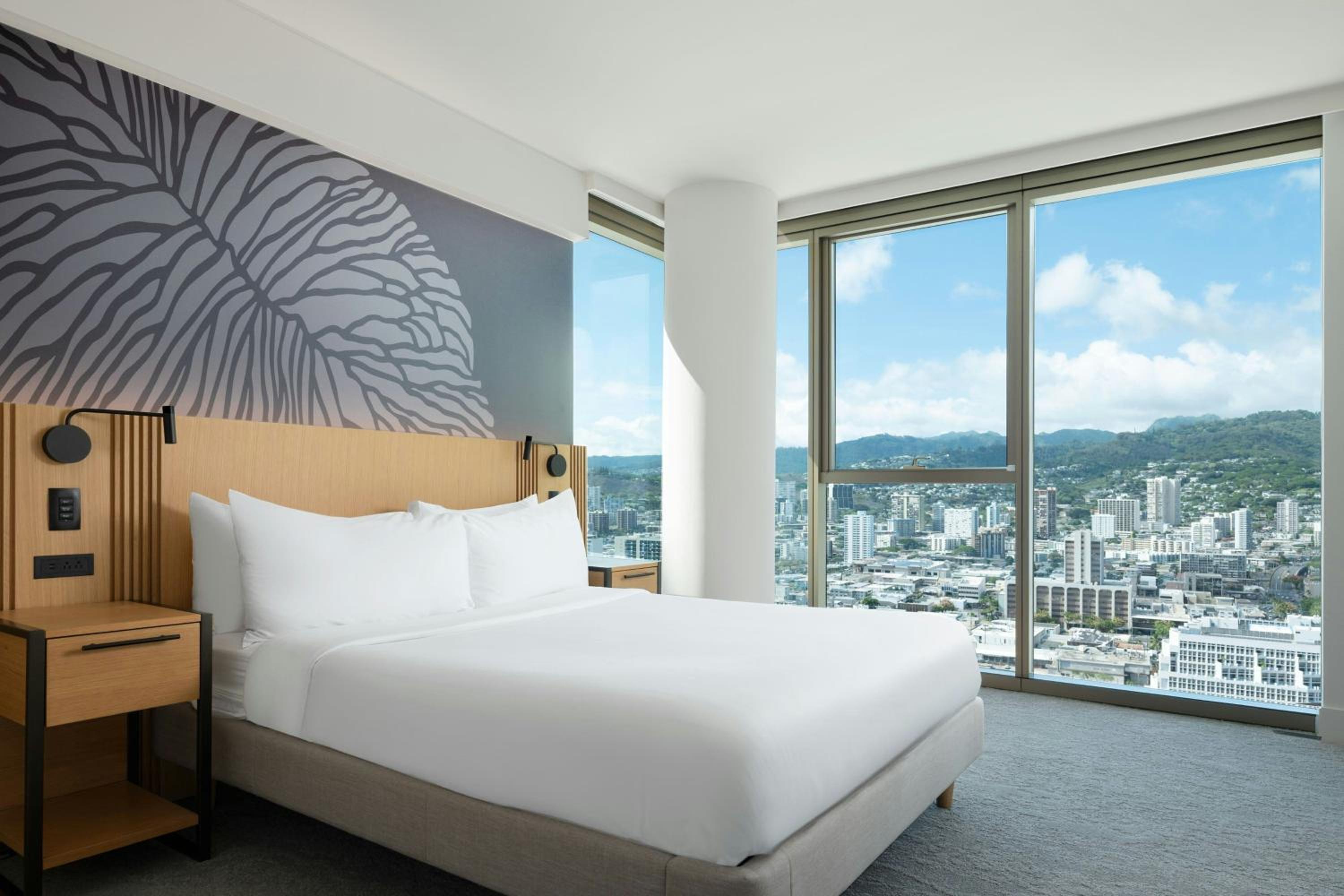 One-Bedroom King Suite with Sofa Bed and Mountain View - Mobility Accessible with Tub