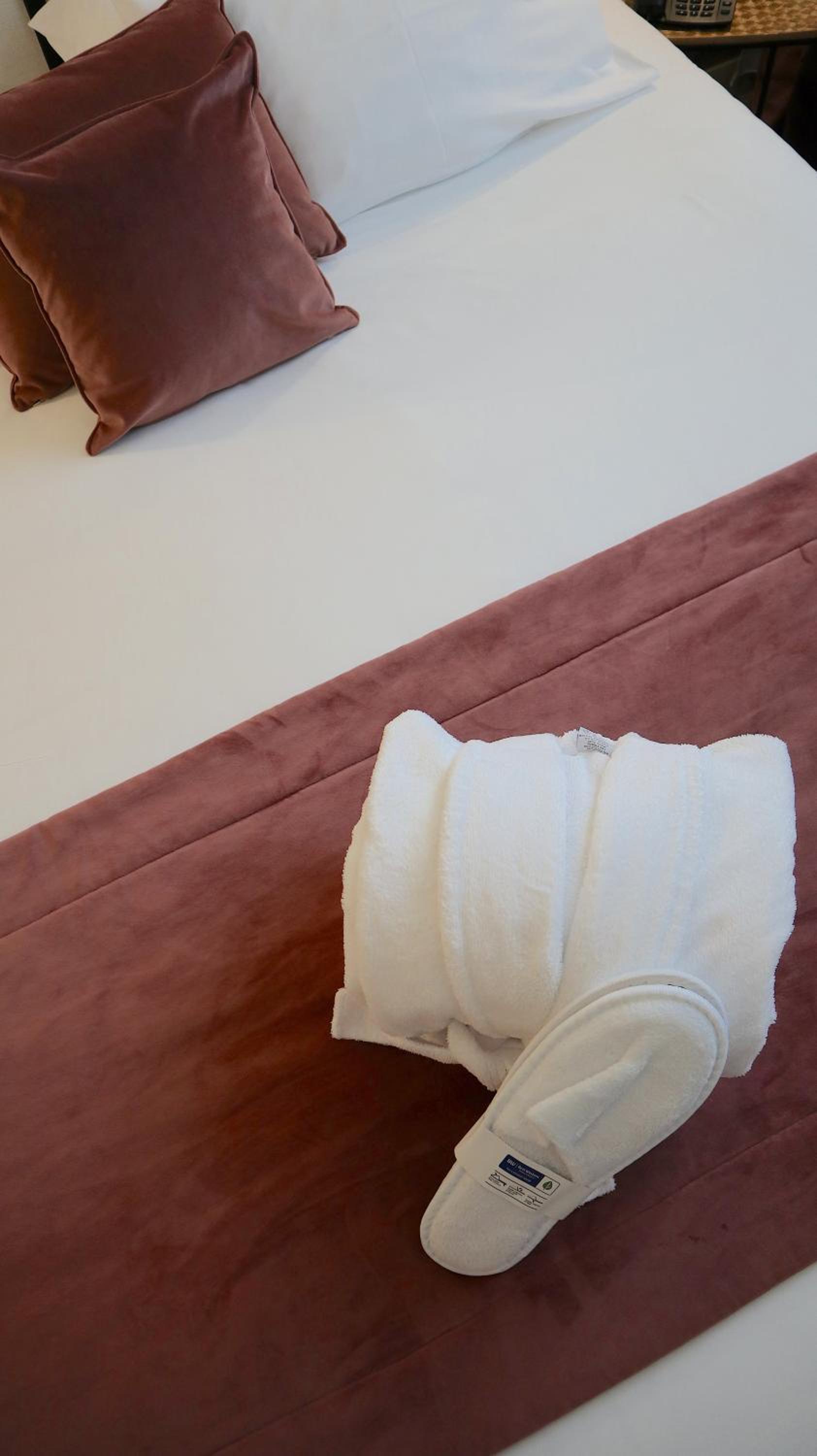 Executive Room with One King and One Single Bed - Non-Smoking photo 3