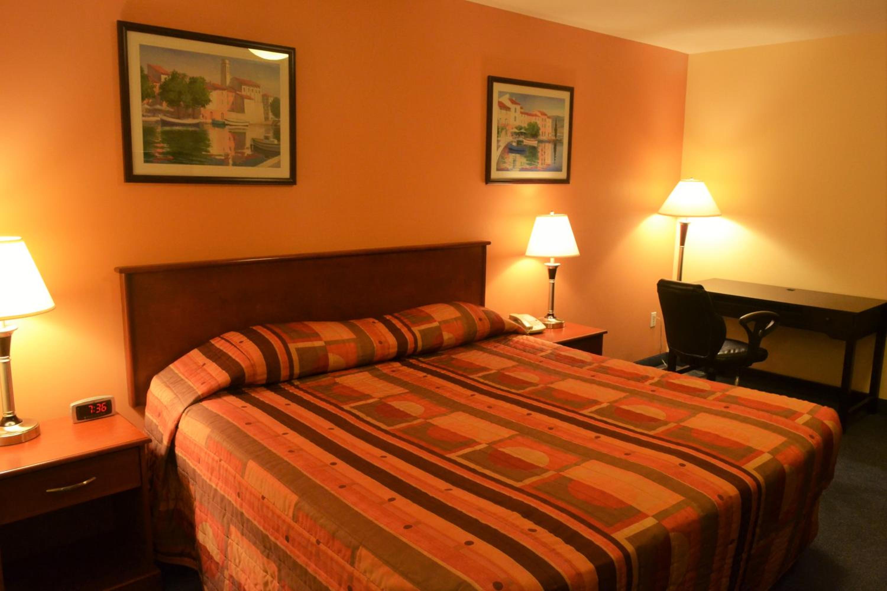 King Room with Spa Bath and Kitchenette - Smoking photo 1