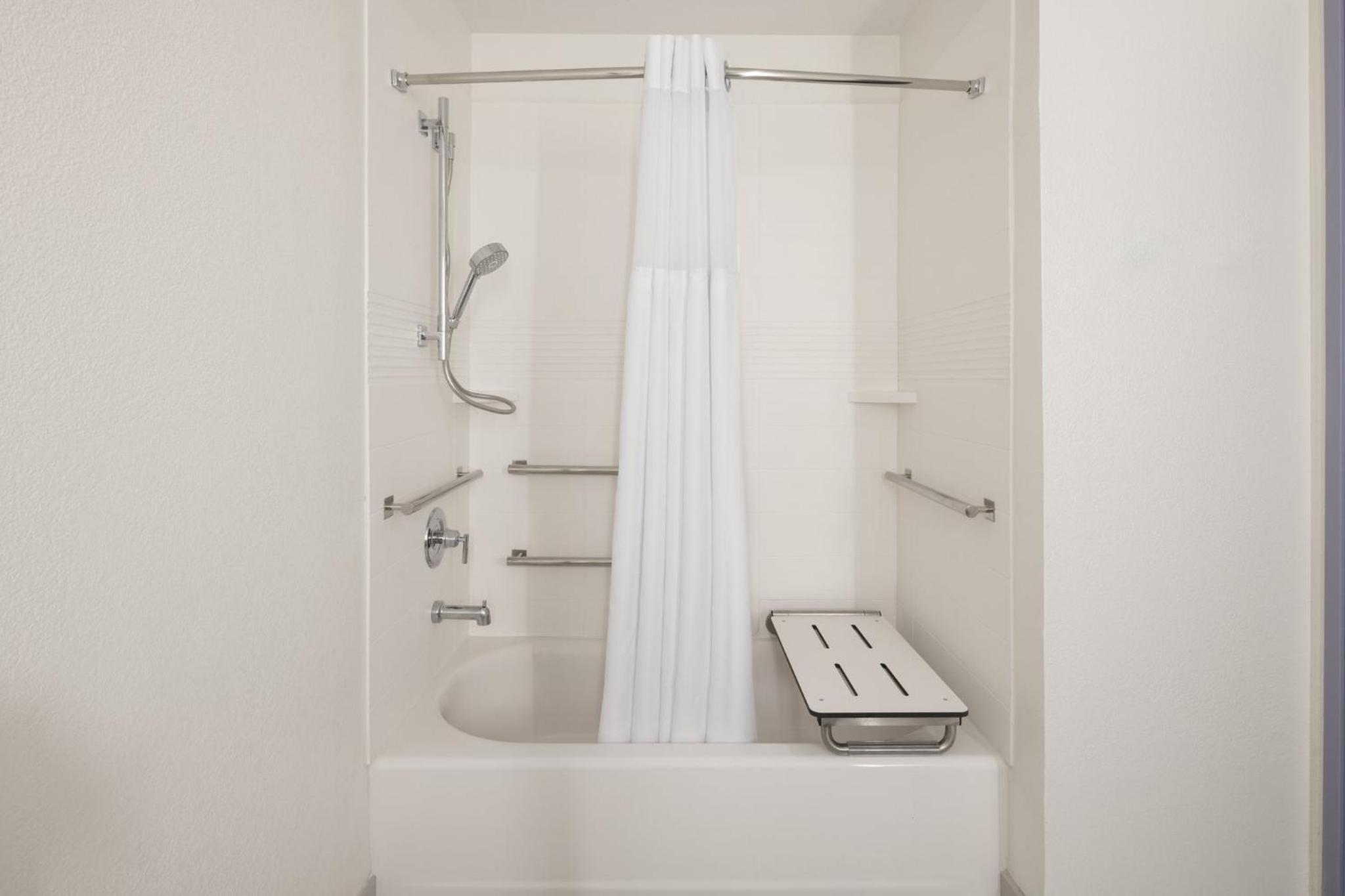 Premium Queen Room with Two Queen Beds - Communications and Mobility Accessible Tub - Photo 1