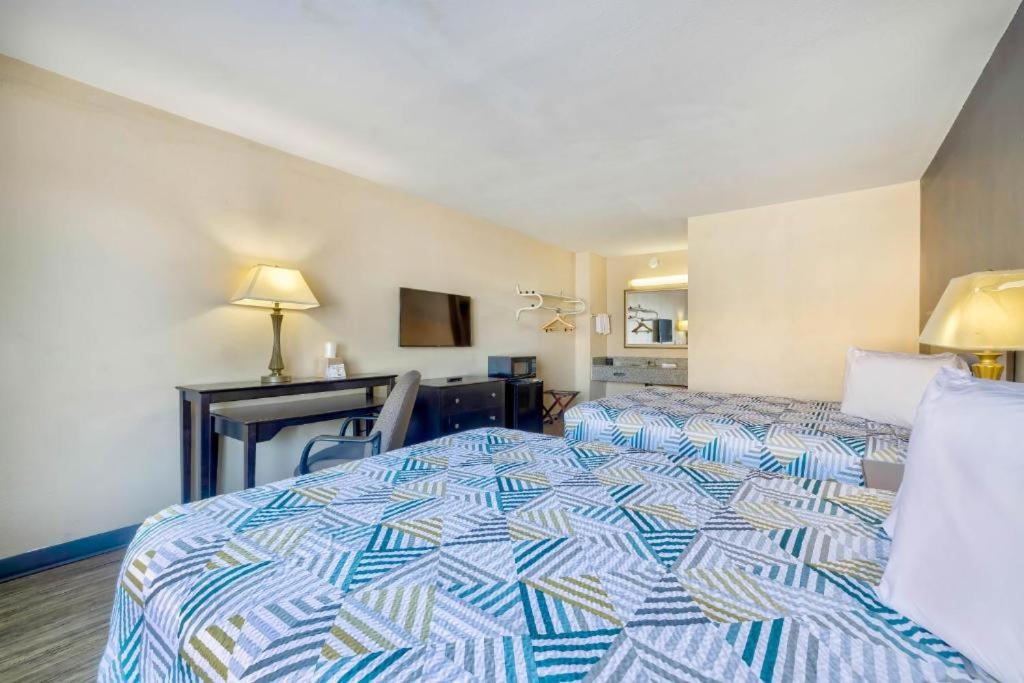 Queen Room with Two Queen Beds - Smoking photo 1