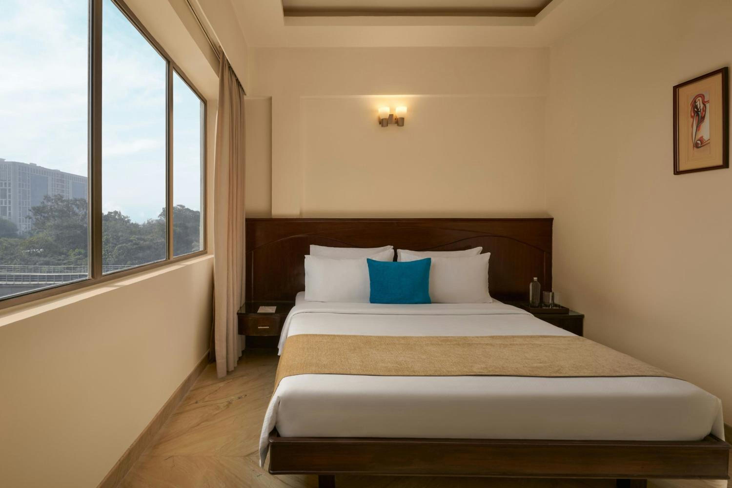 Hazel Queen Suite with City View photo 2