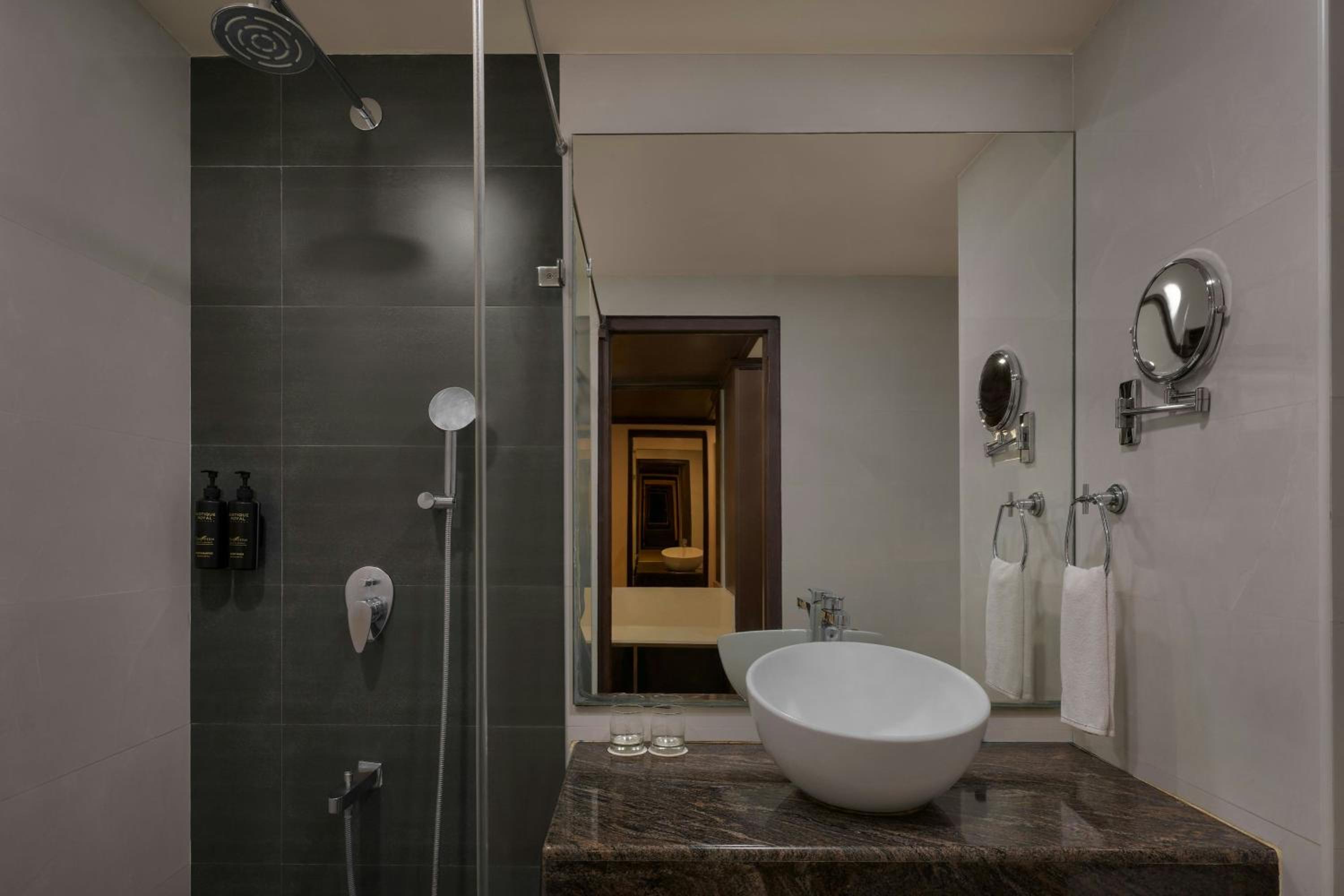 Hazel Queen Suite with City View photo 3