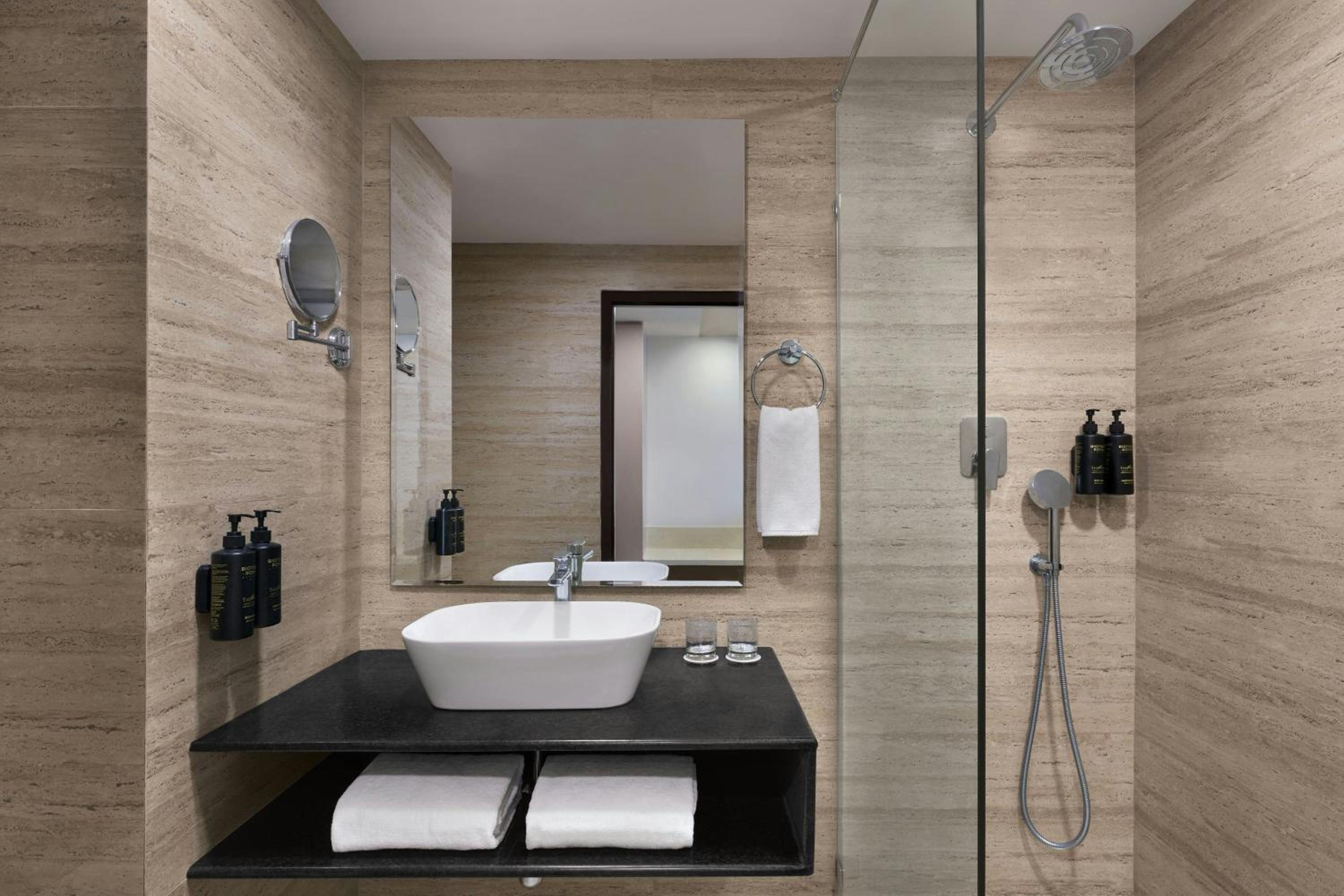 Winter Green Premium Twin Room with City View photo 2
