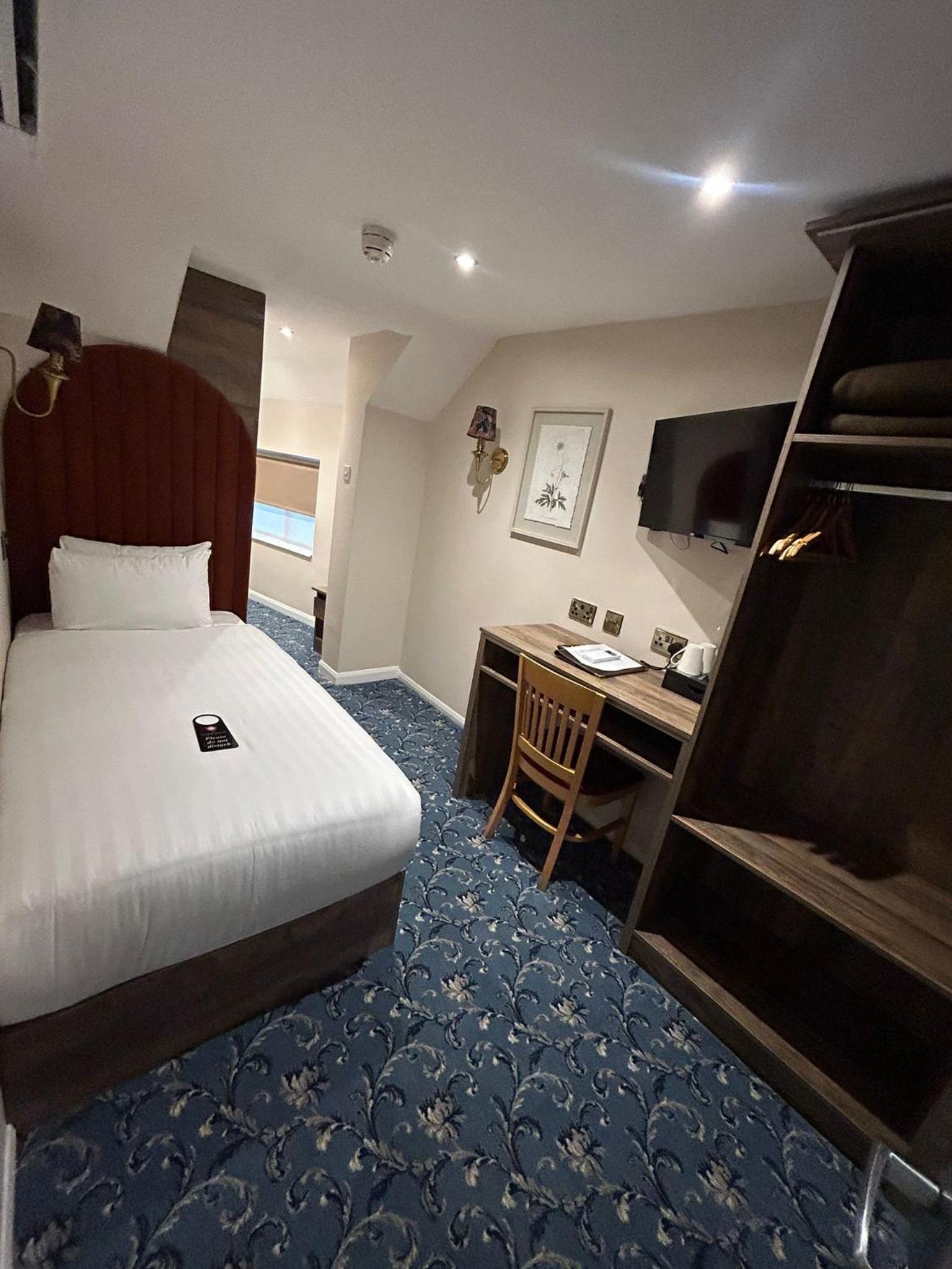 Standard Twin Room - Photo 3