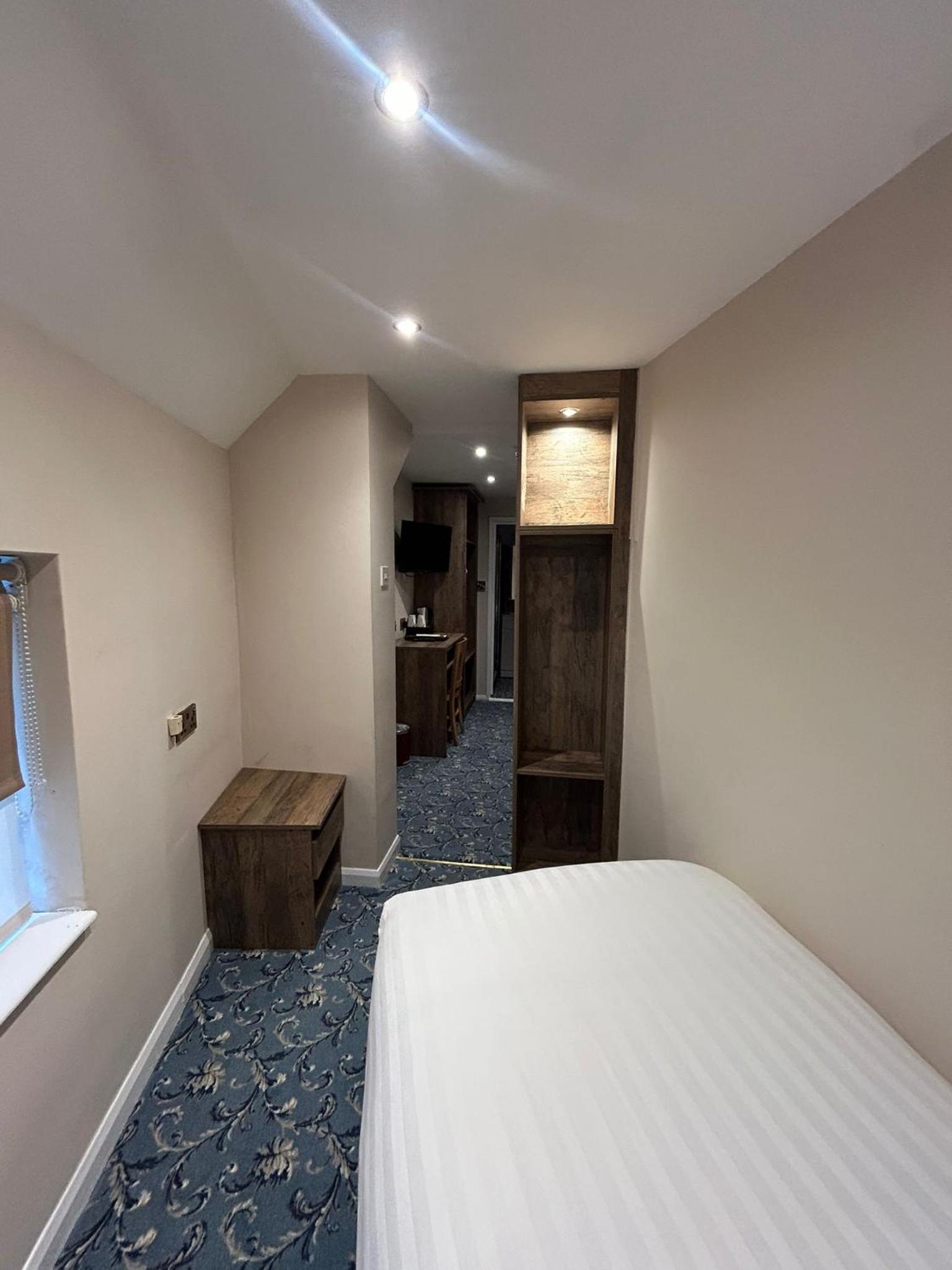 Standard Twin Room - Photo 4