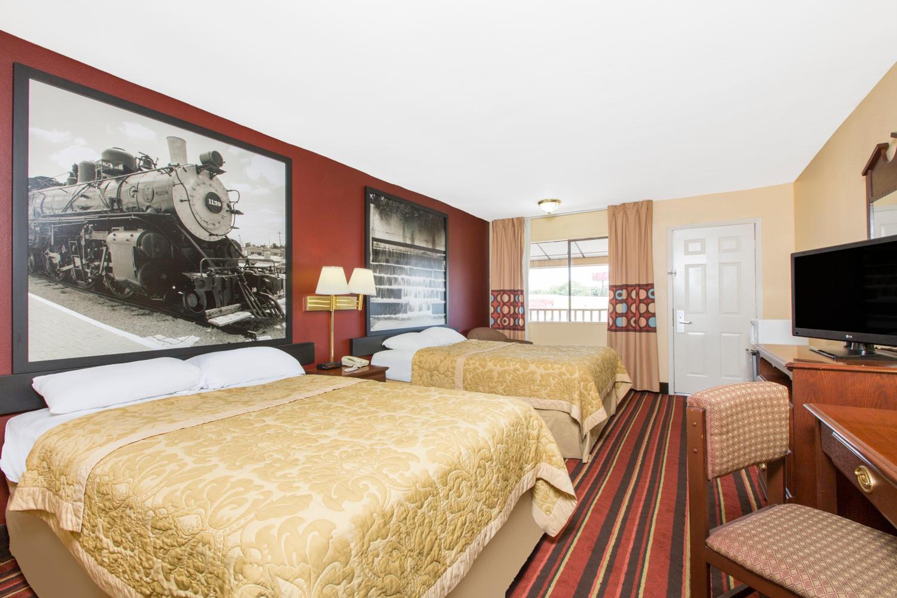Queen Room with Two Queen Beds - Non-Smoking - Photo 5