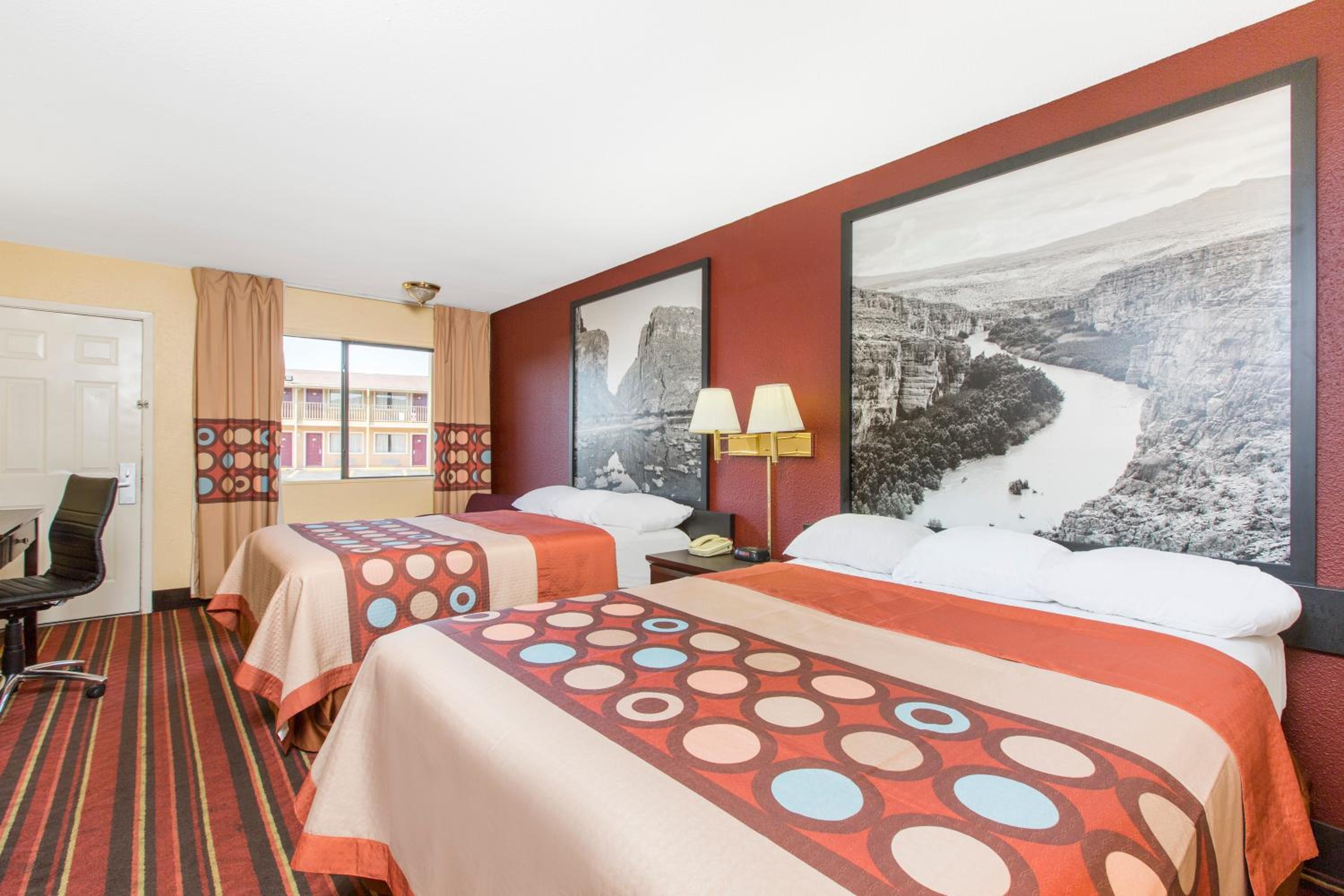 Queen Room with Two Queen Beds - Non-Smoking - Photo 4