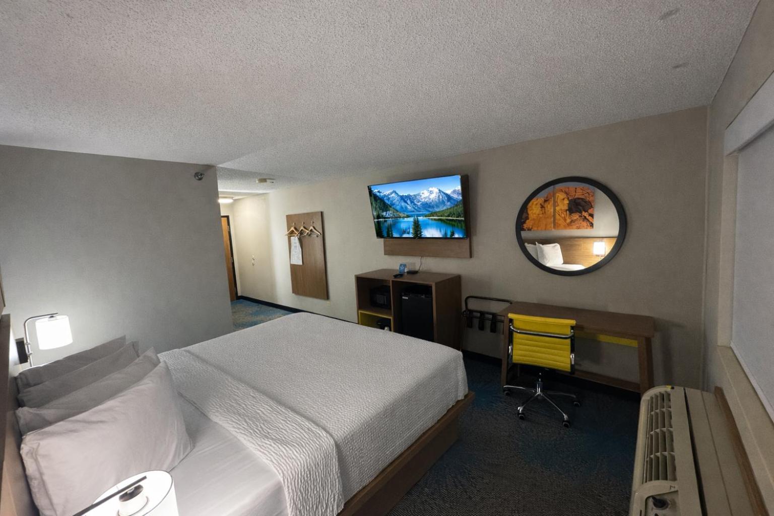 King Room - Non-Smoking - Photo 3