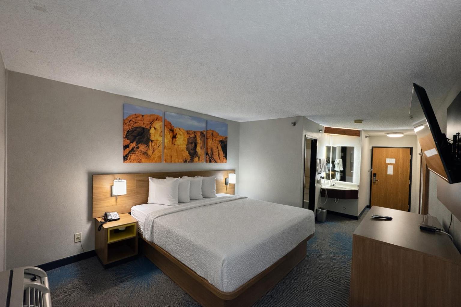 King Room - Non-Smoking - Photo 4