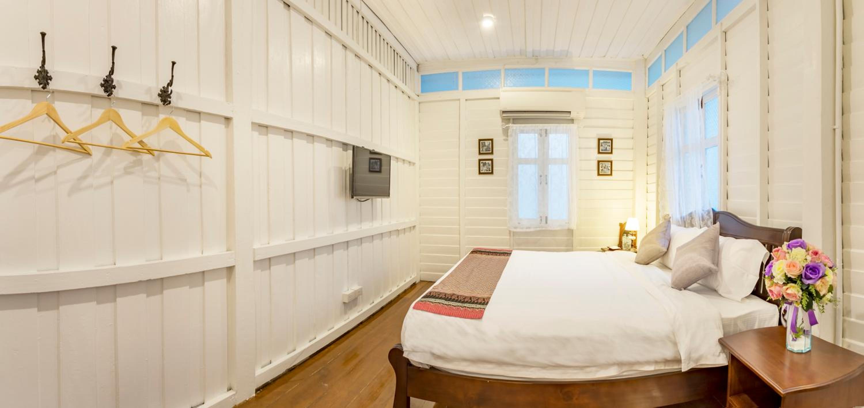 Double Room with Shared Bathroom photo 2