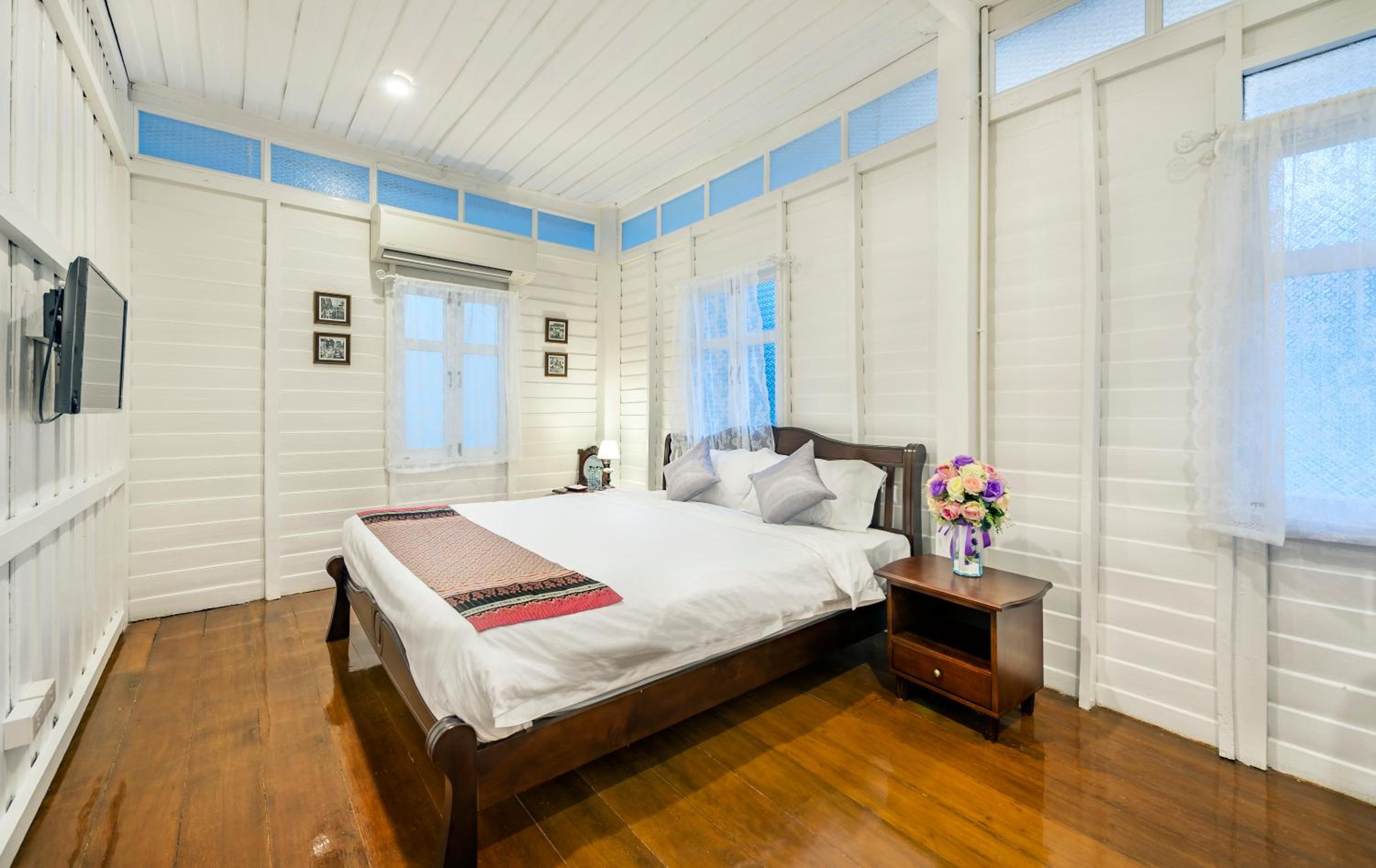 Double Room with Shared Bathroom photo 2