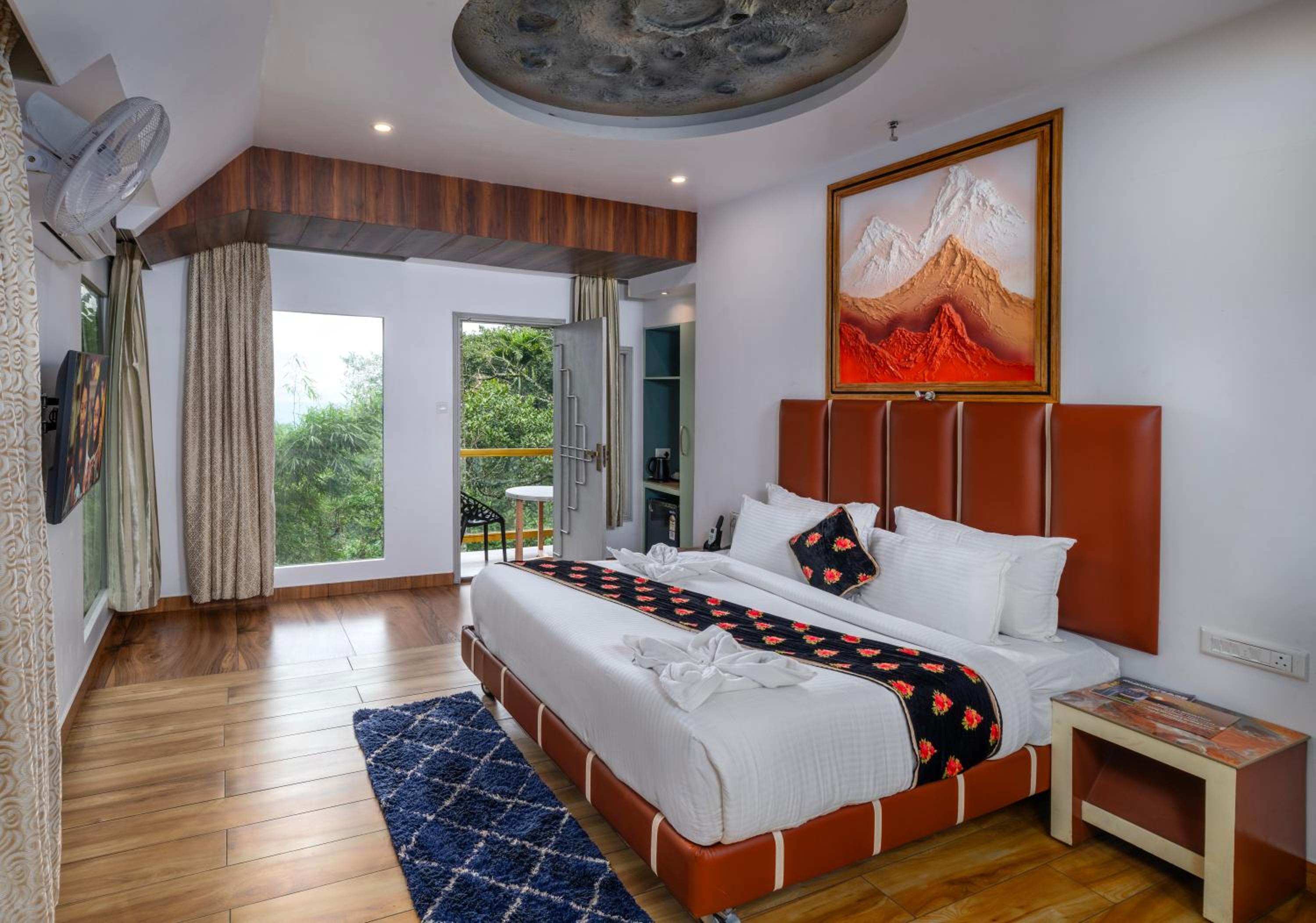 Tree House AC with Complimentary Adventure Activities and 100 Spread Breakfast