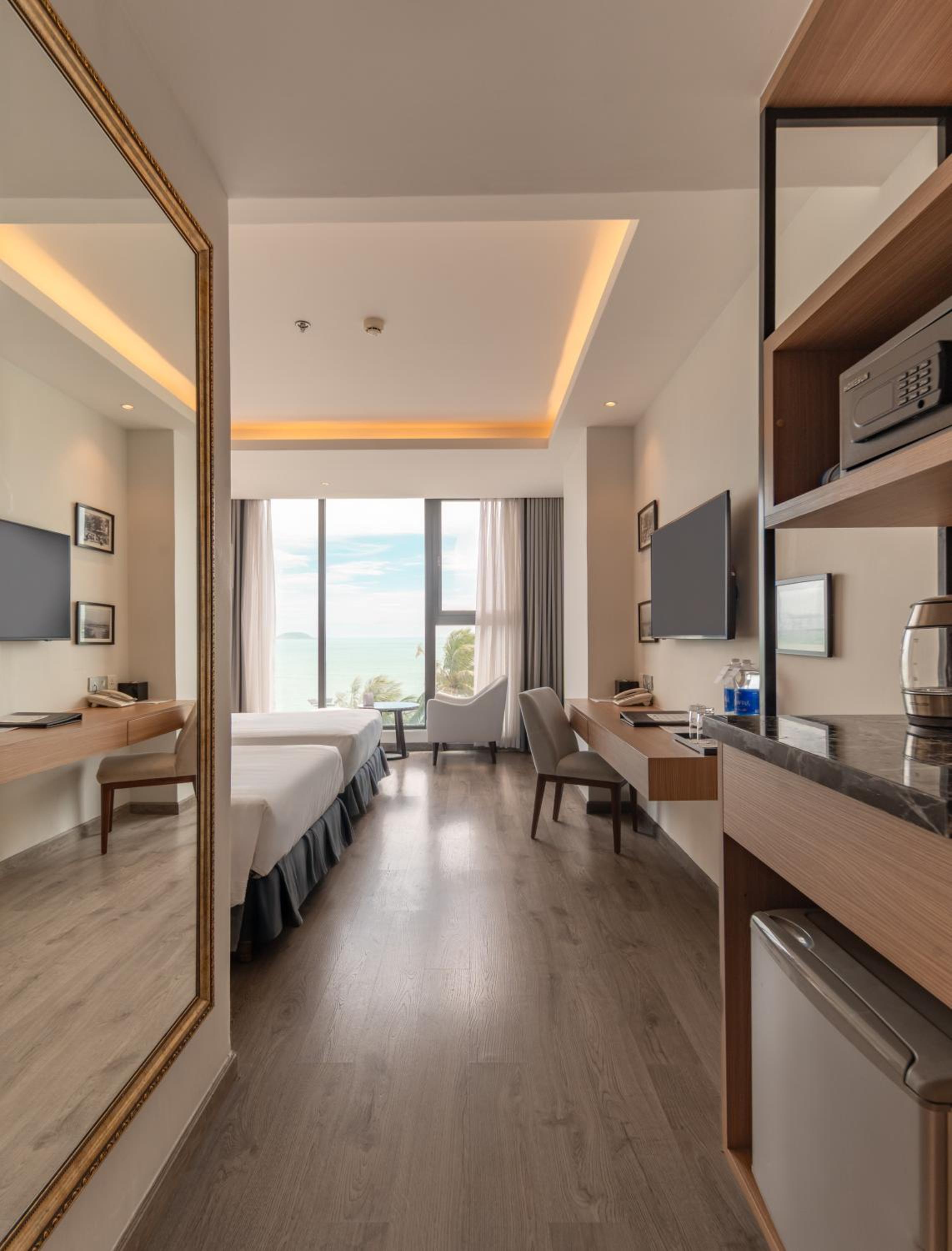 Superior Twin Room with Sea View - Photo 8