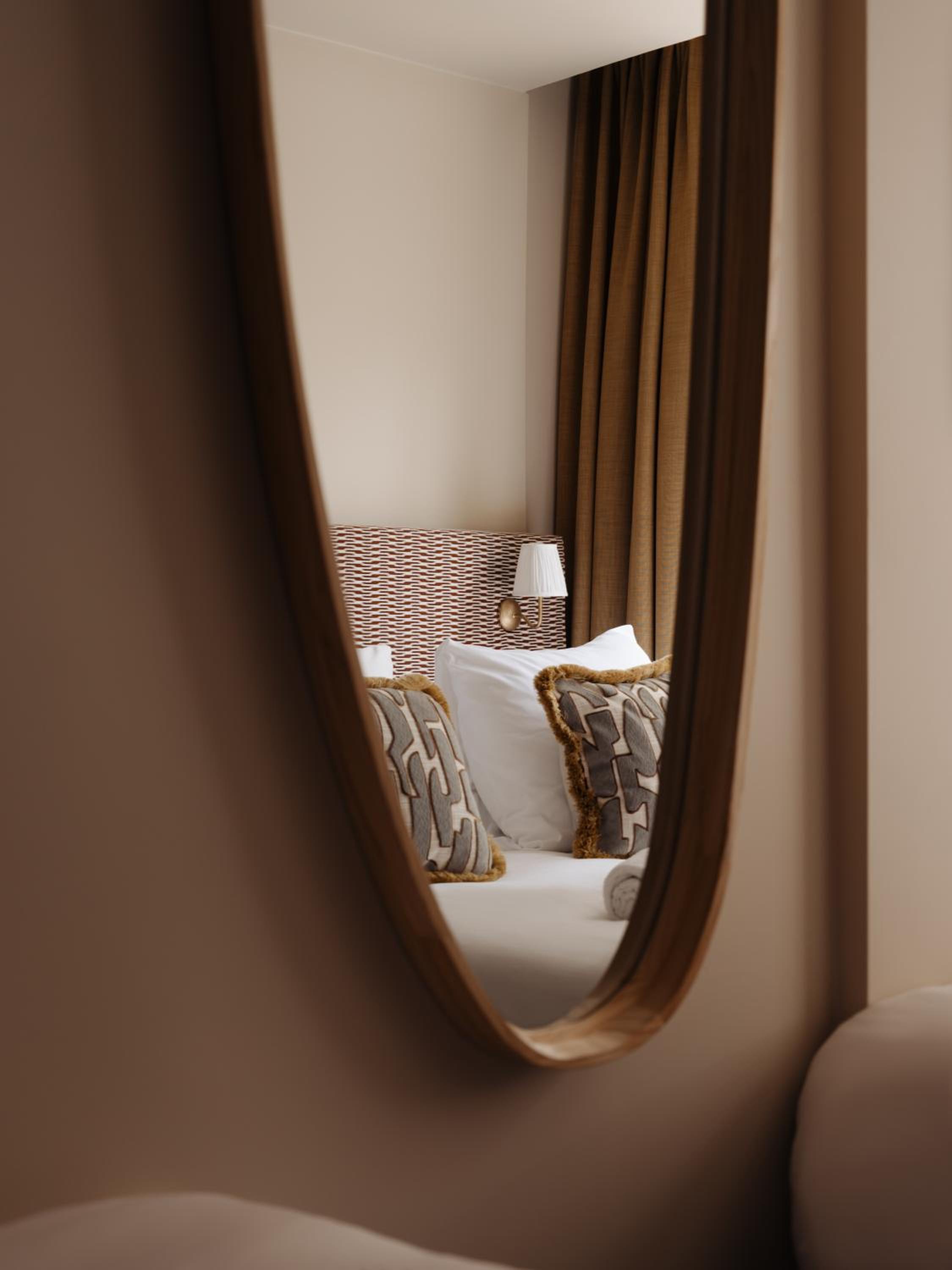 Deluxe Double Room thumbnail 5