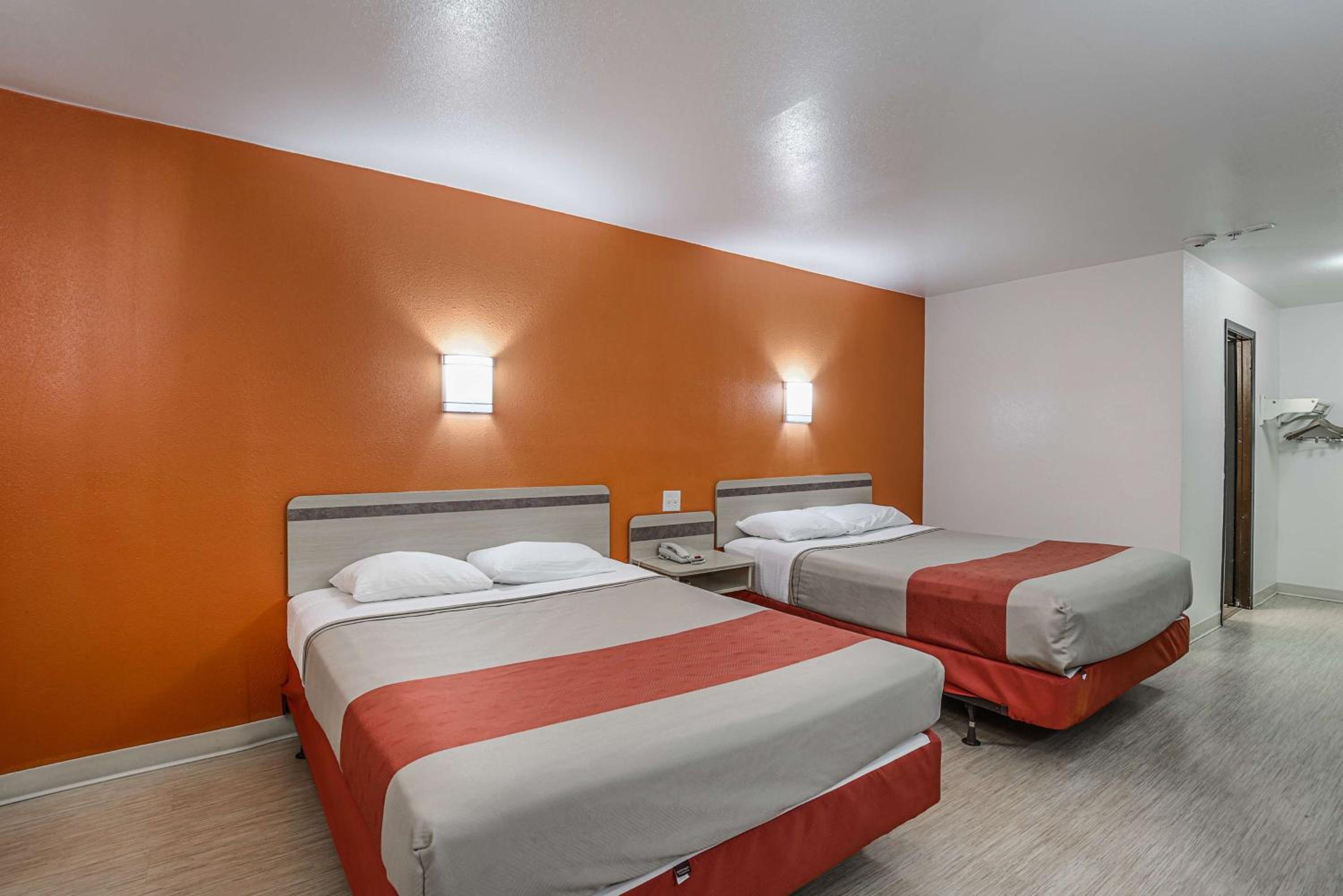 Queen Room with Two Queen Beds - Smoking photo 2