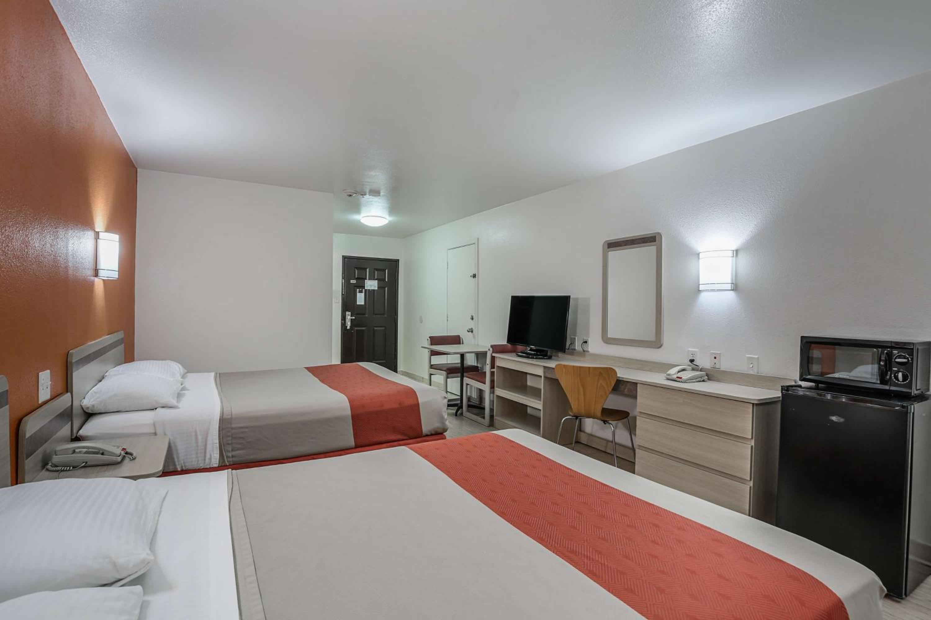 Queen Room with Two Queen Beds - Smoking photo 3