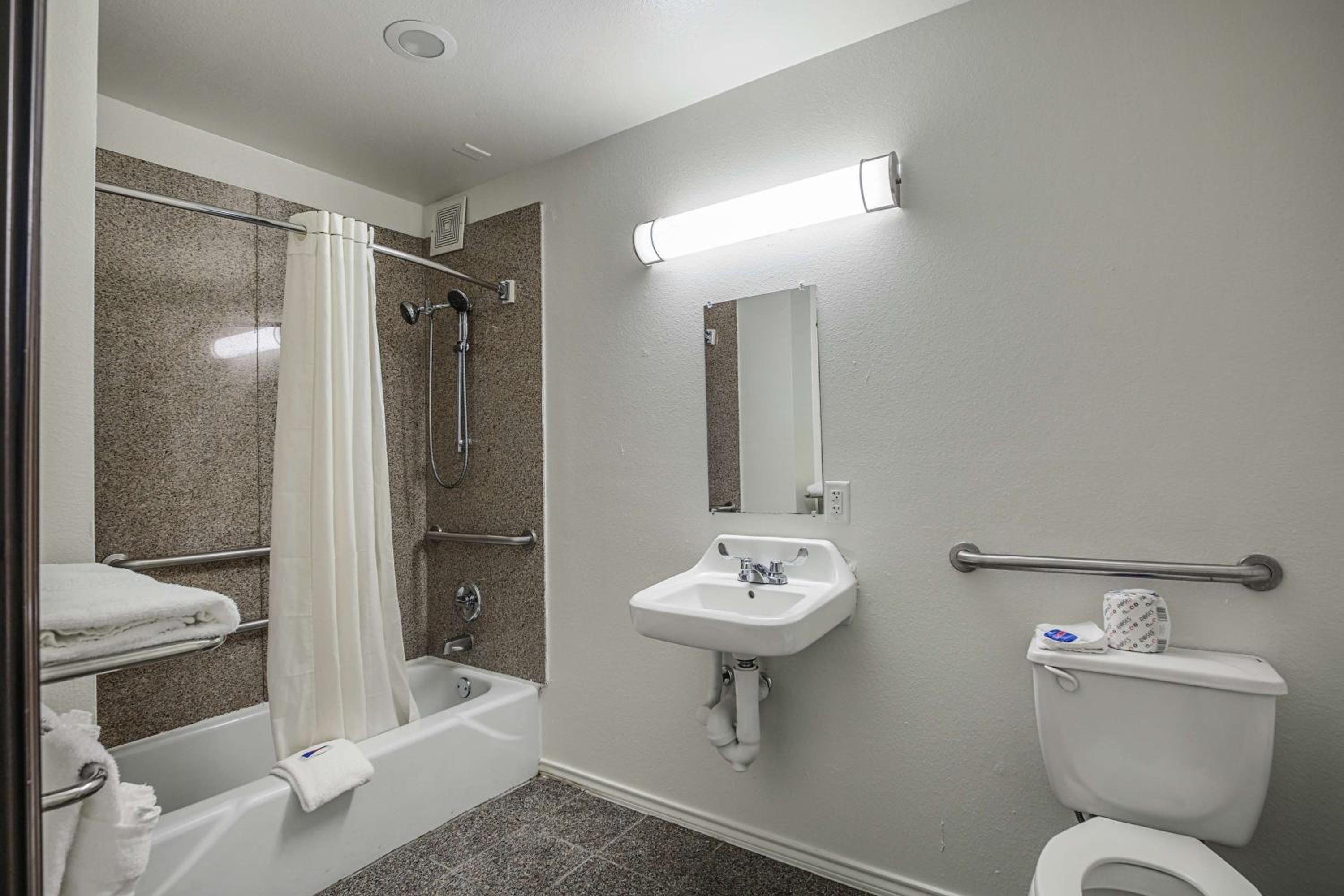 Queen Room - Disability Access - Roll in Shower photo 2