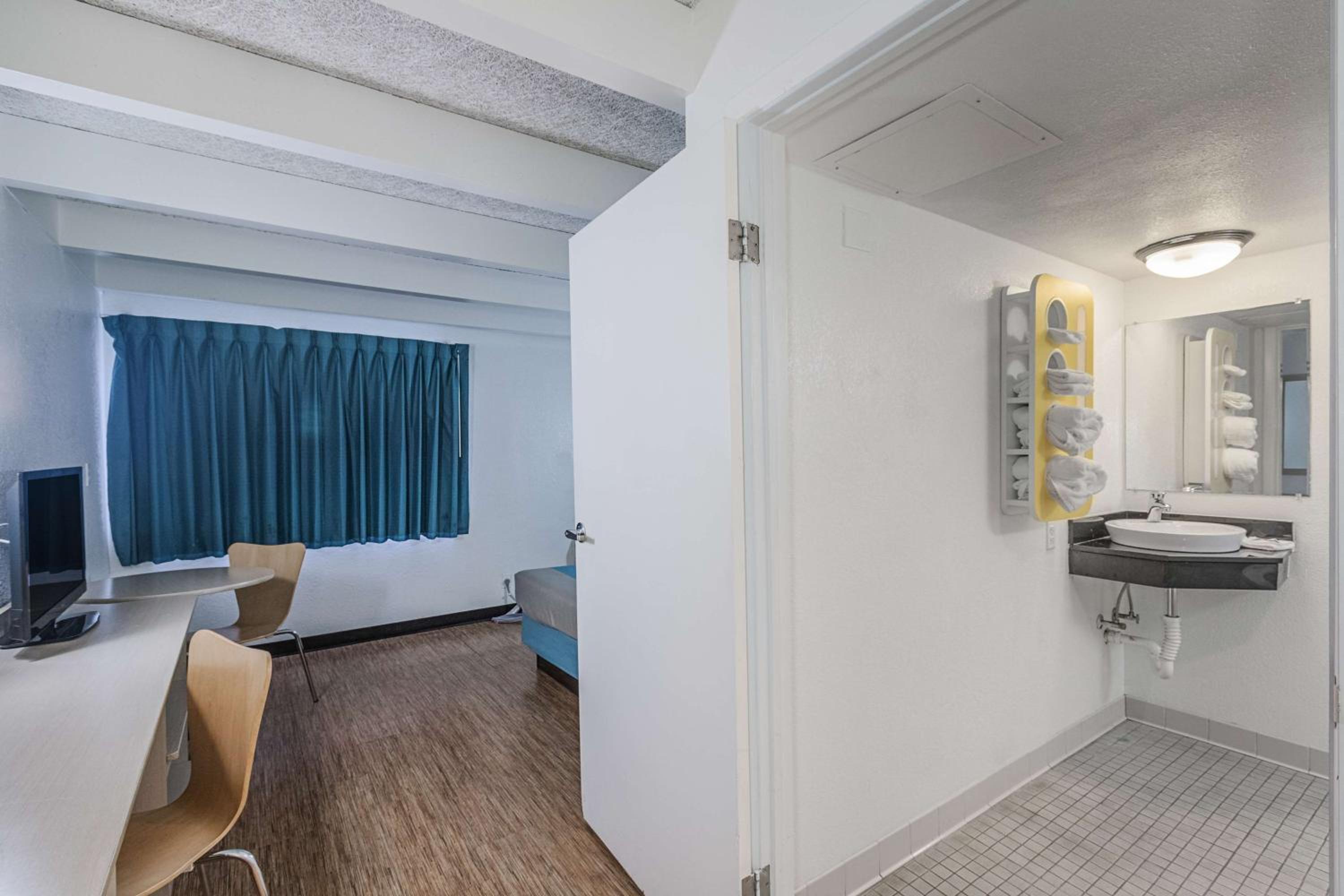 Queen Room - Non-Smoking