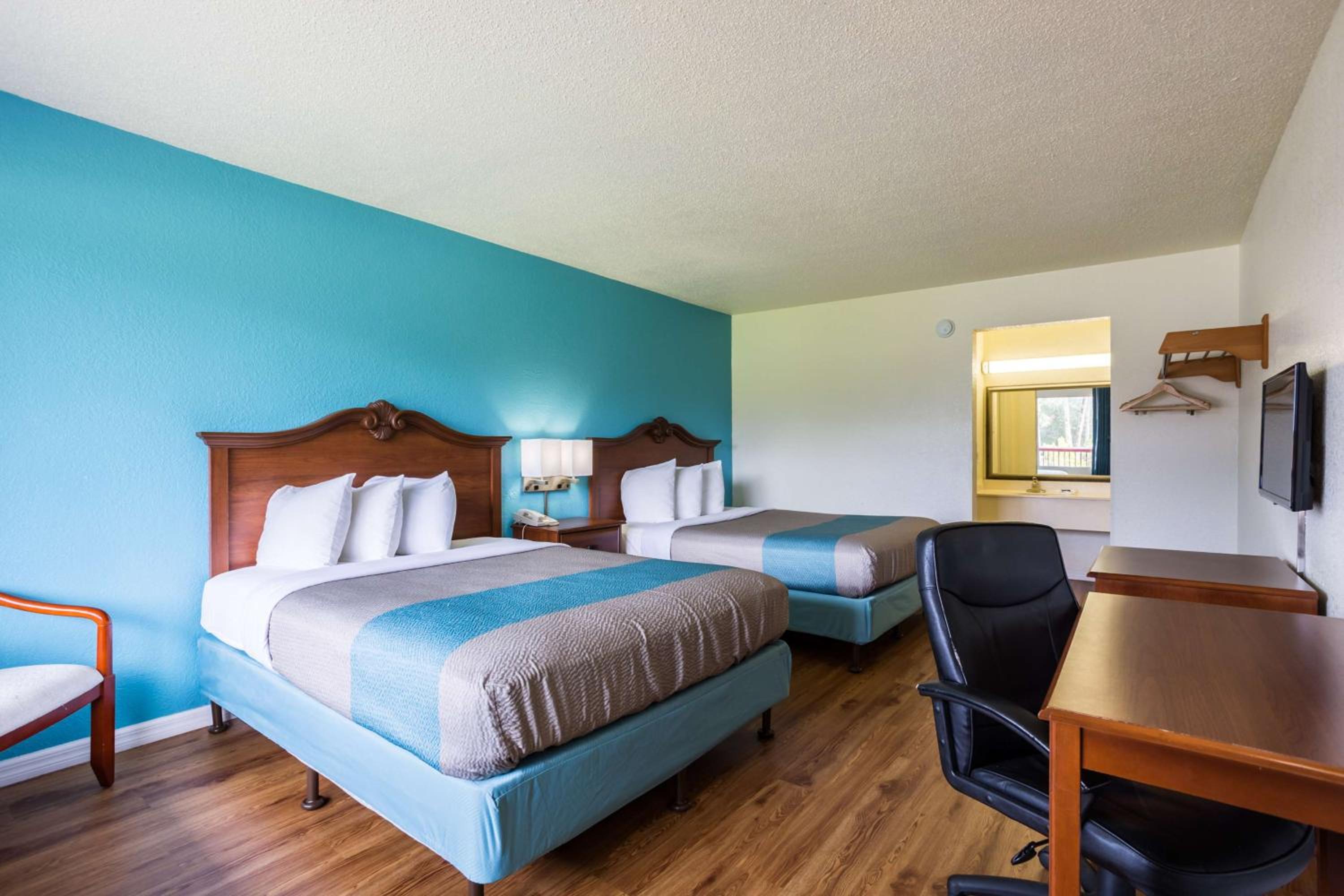 Queen Room with Two Queen Beds - Non-Smoking - Photo 1