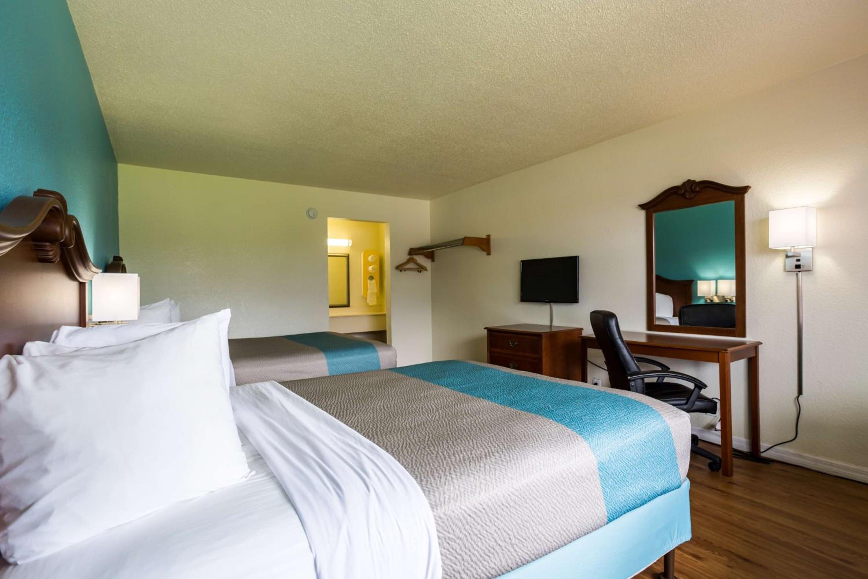 Queen Room with Two Queen Beds - Non-Smoking - Photo 2