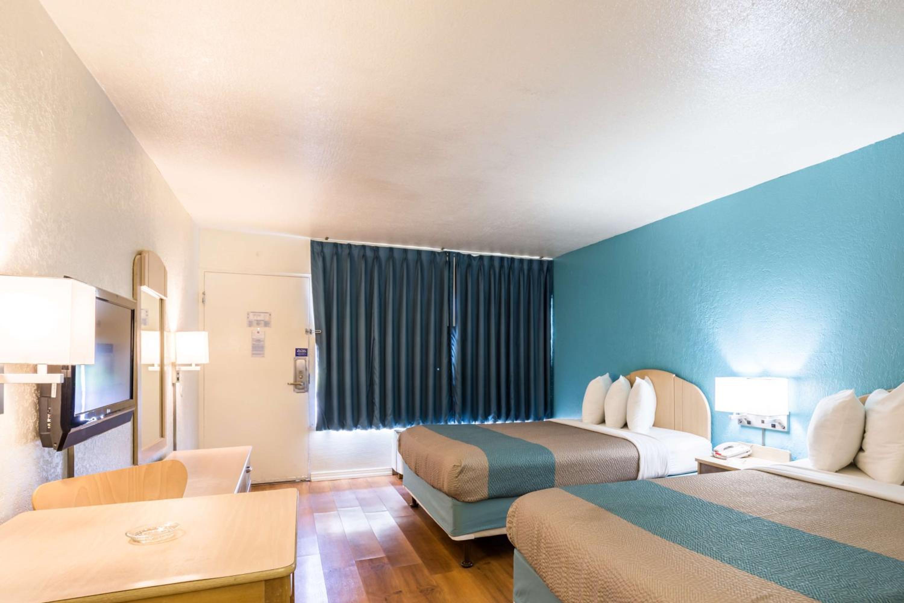Queen Room with Two Queen Beds - Non-Smoking - Photo 6