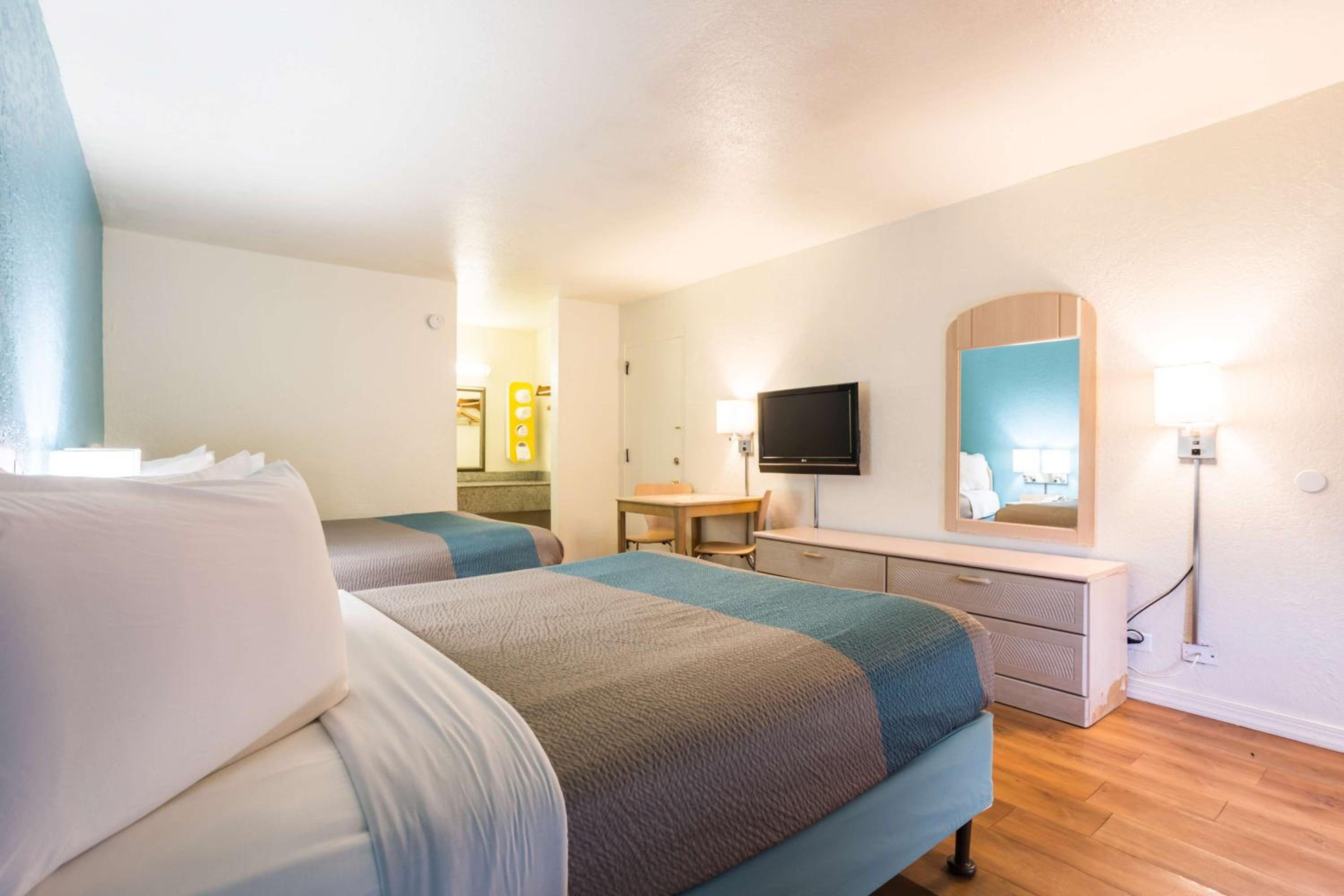 Queen Room with Two Queen Beds - Non-Smoking - Photo 3
