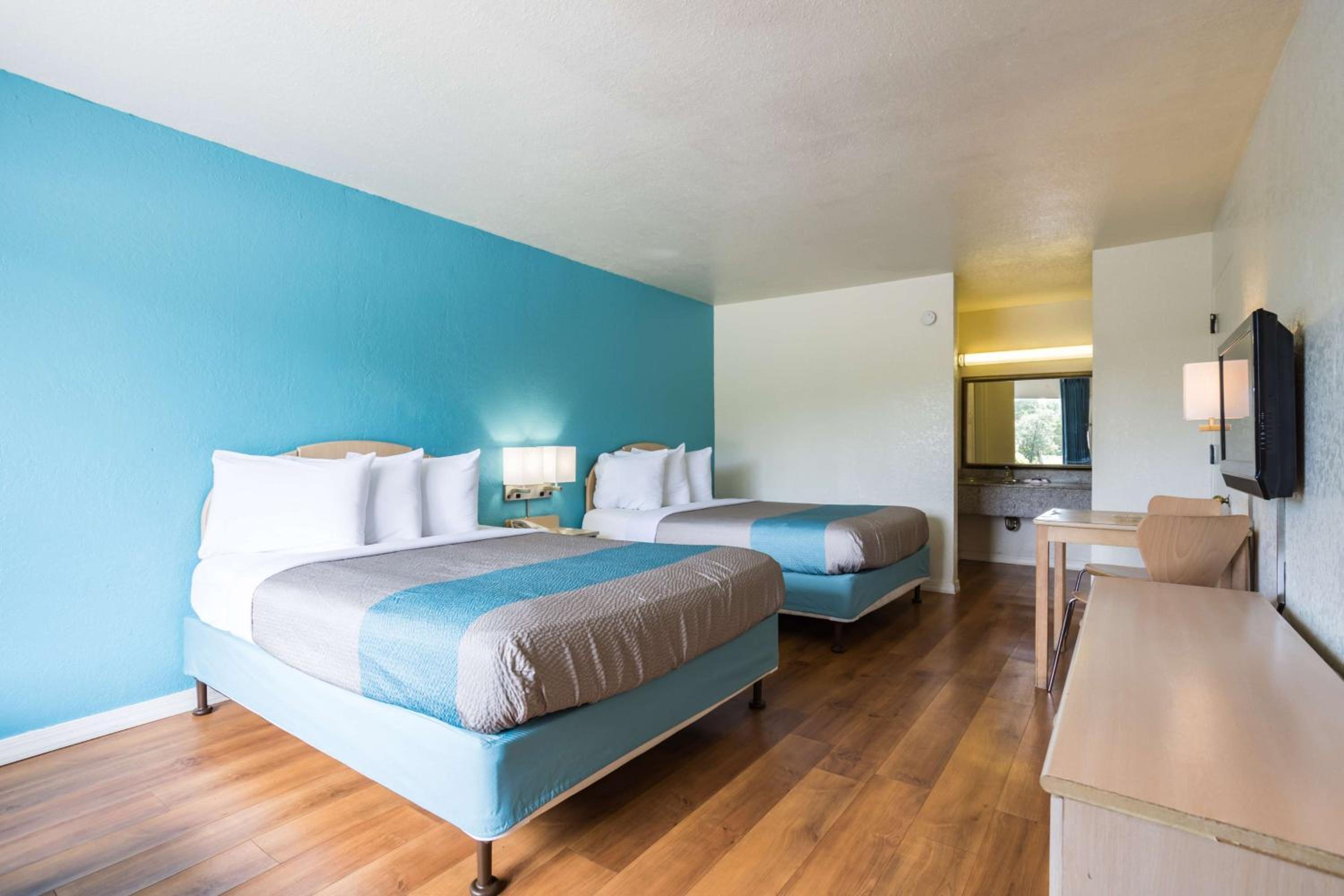Queen Room with Two Queen Beds - Non-Smoking - Photo 11
