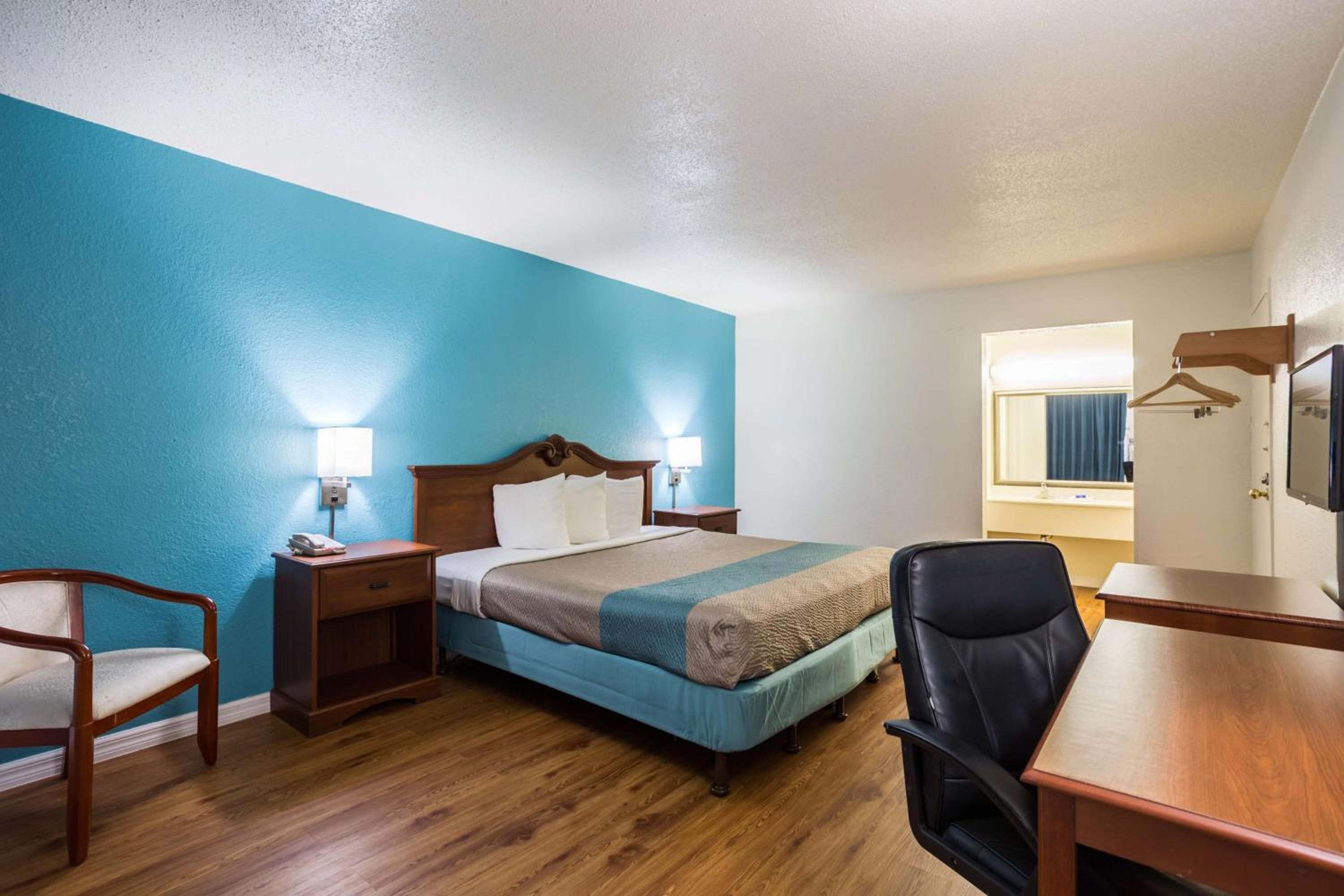 King Room - Non-Smoking - Photo 7