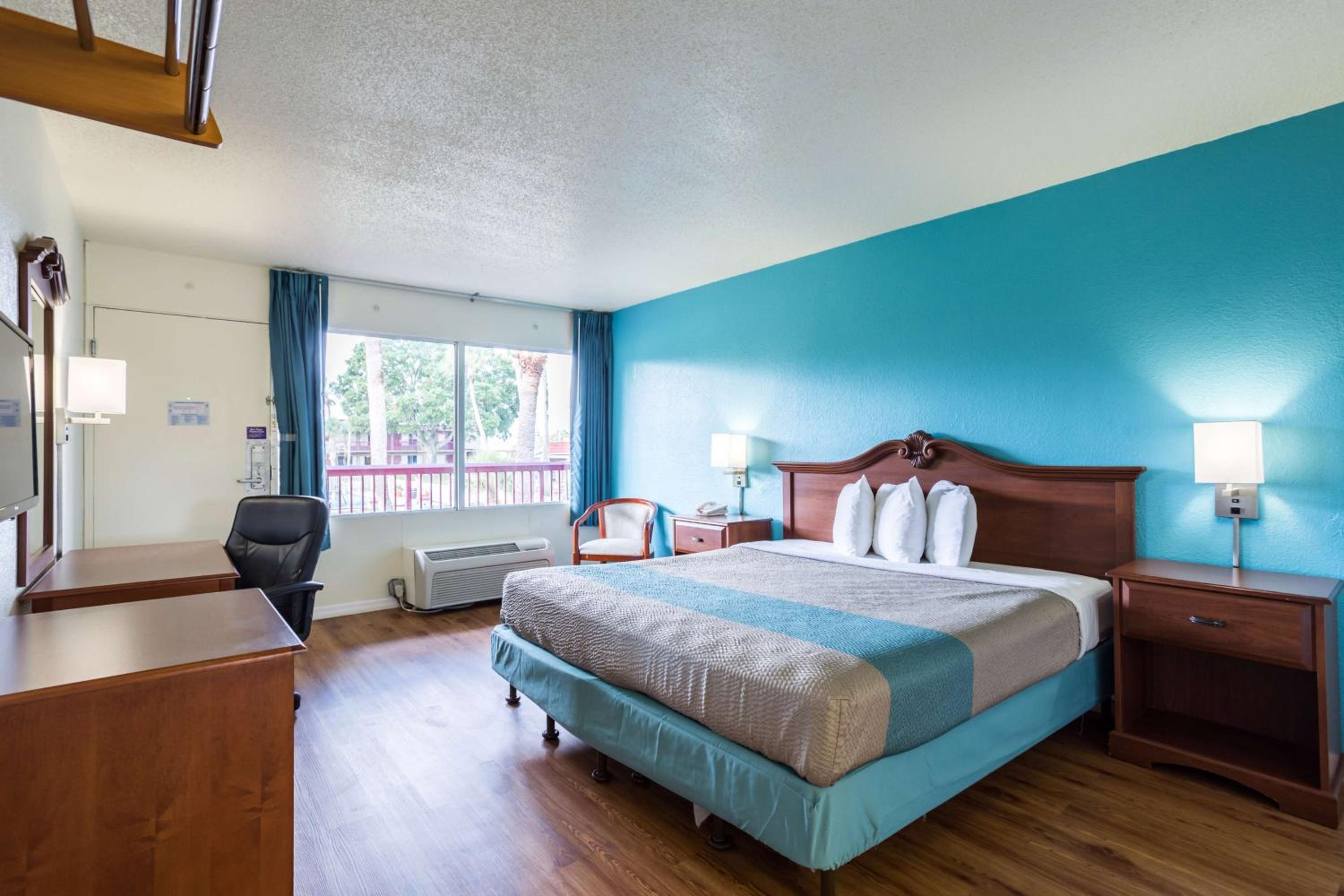 King Room - Non-Smoking - Photo 4