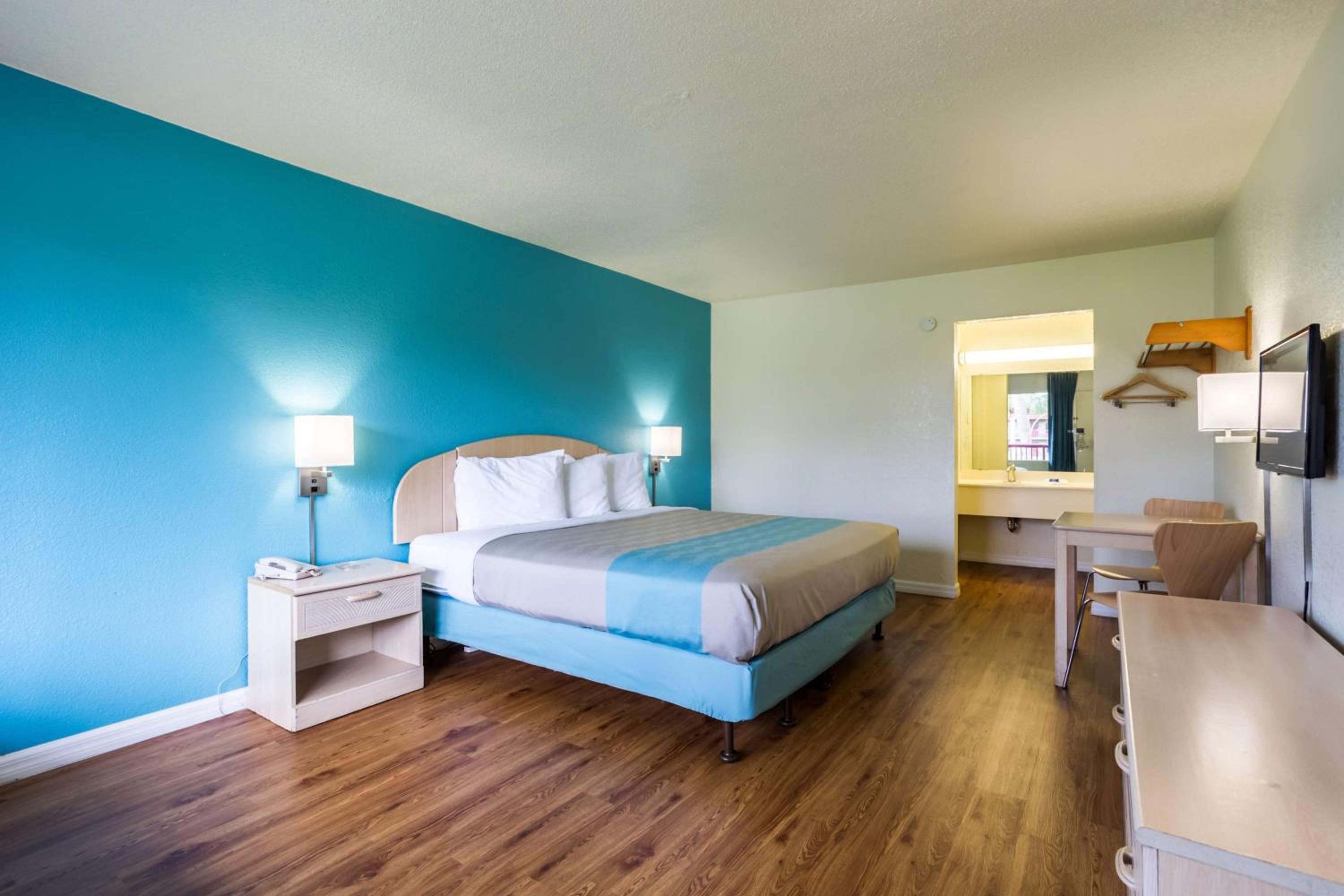 King Room - Non-Smoking - Photo 11