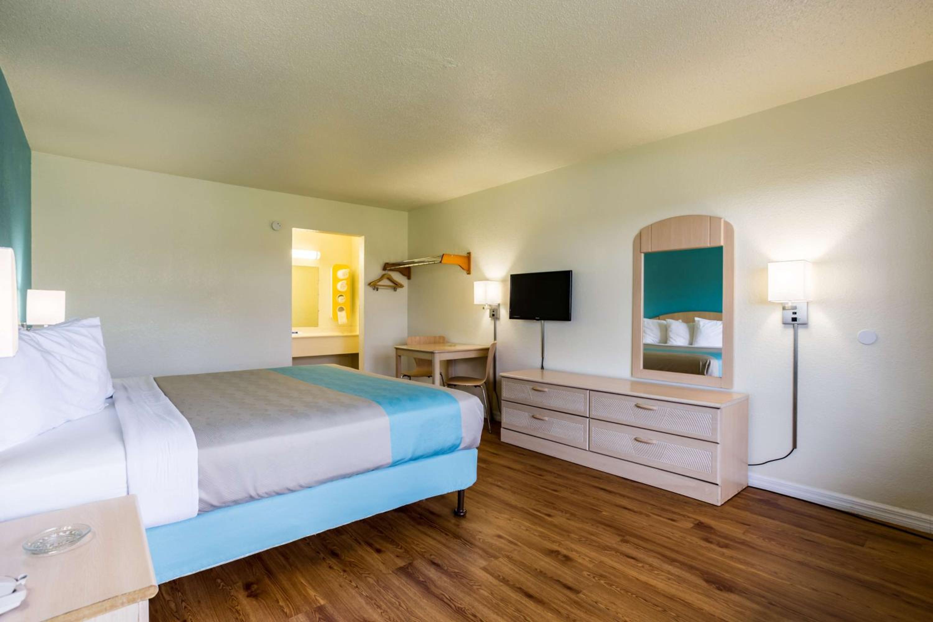 King Room - Non-Smoking - Photo 3