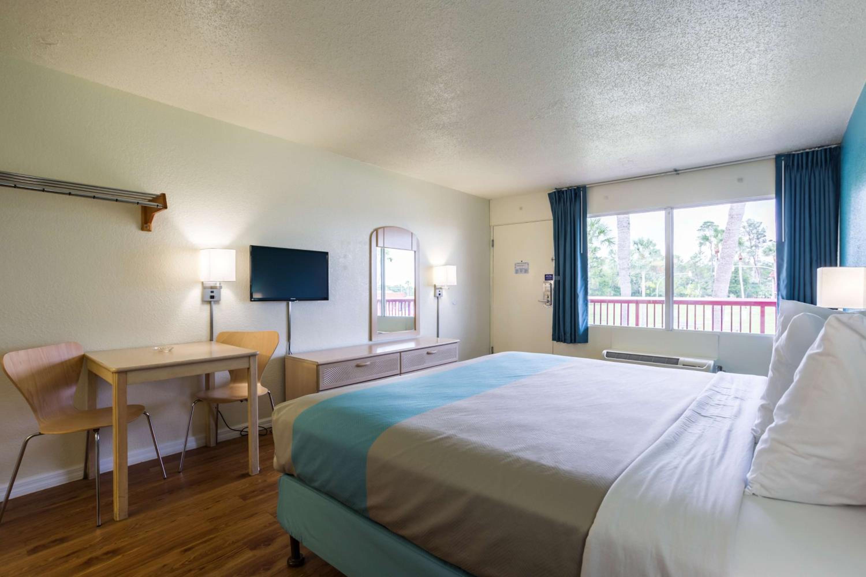 Queen Room - Disability Access - Non-Smoking - Photo 3