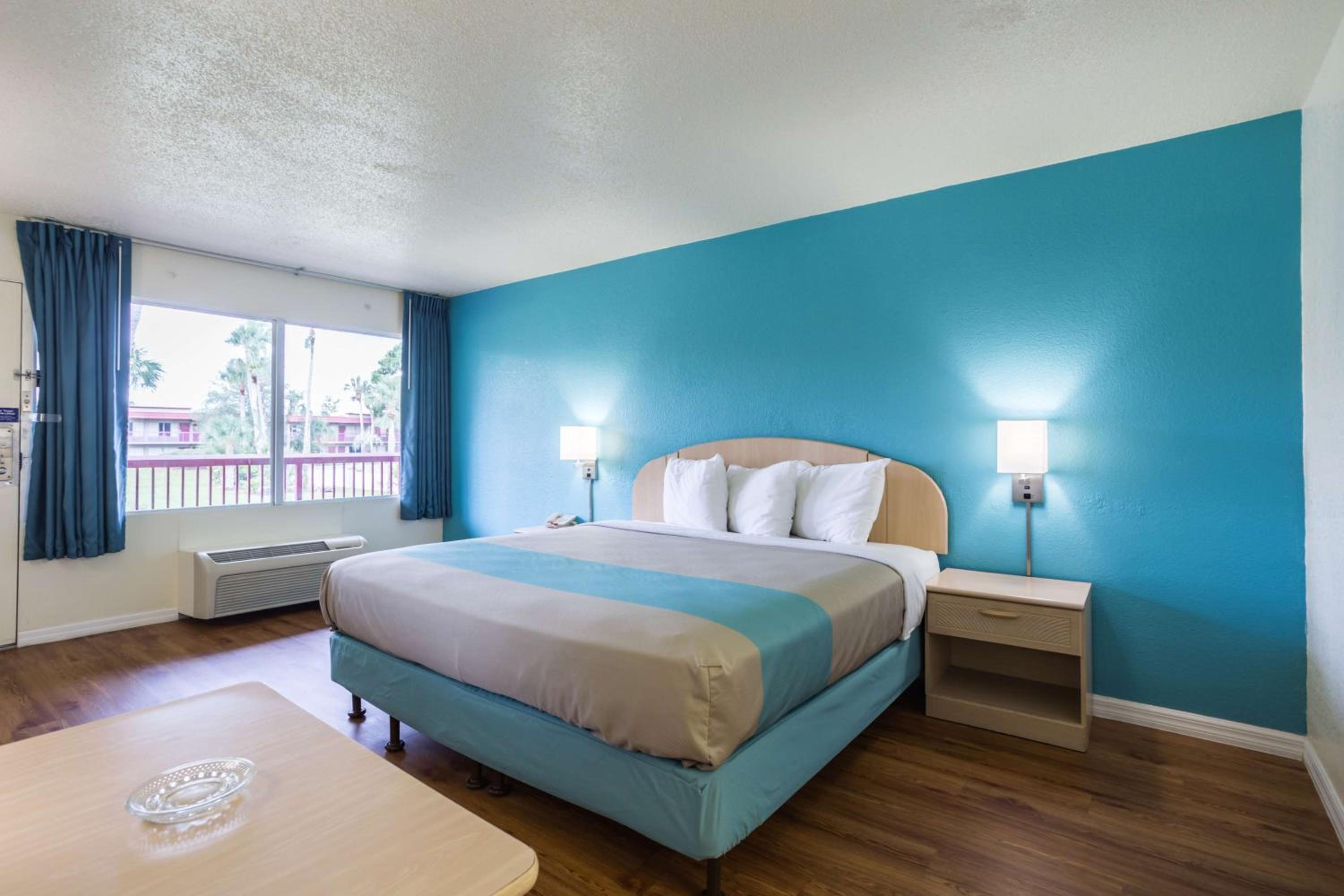 King Room - Non-Smoking - Photo 1