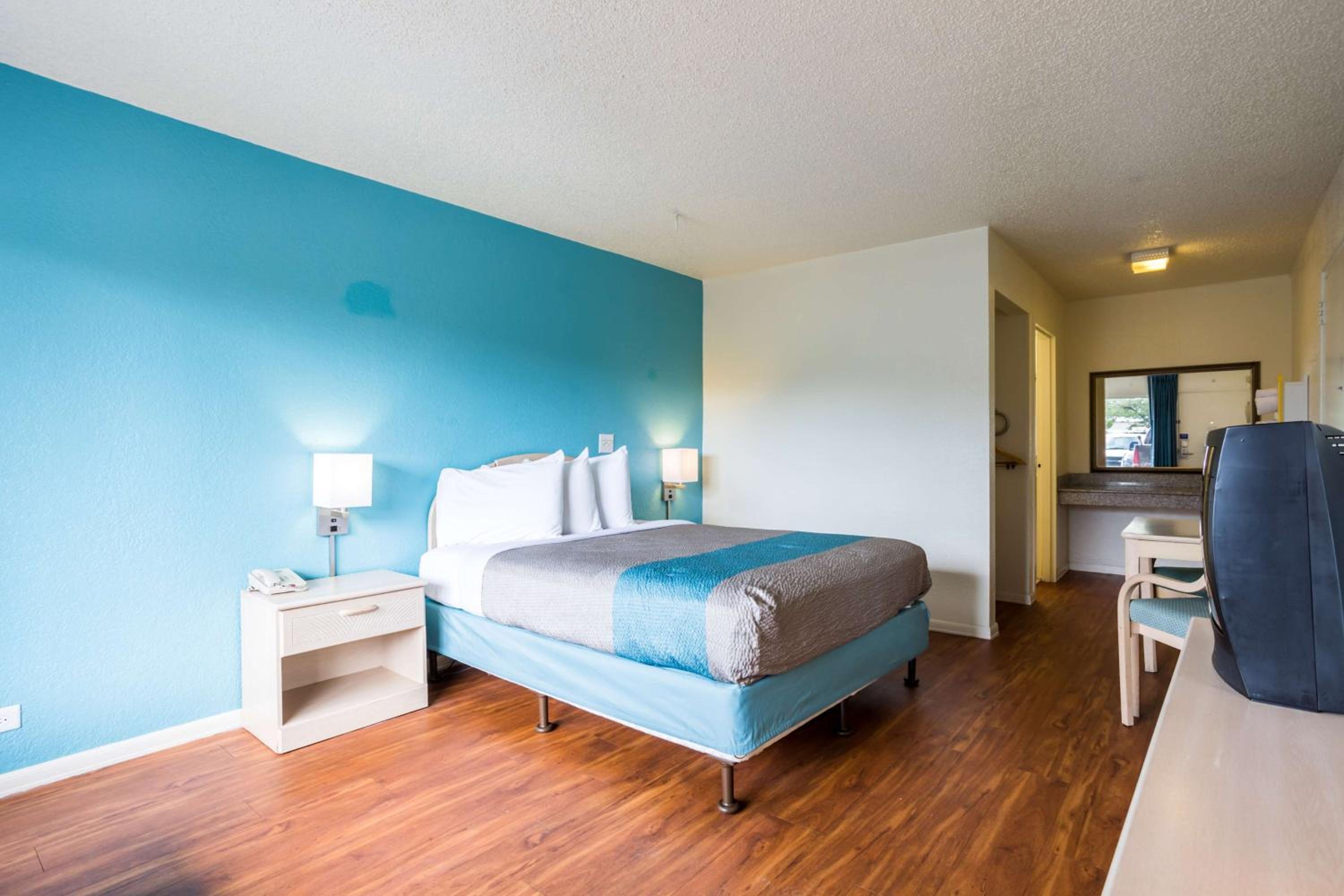 Queen Room - Disability Access - Non-Smoking - Photo 2