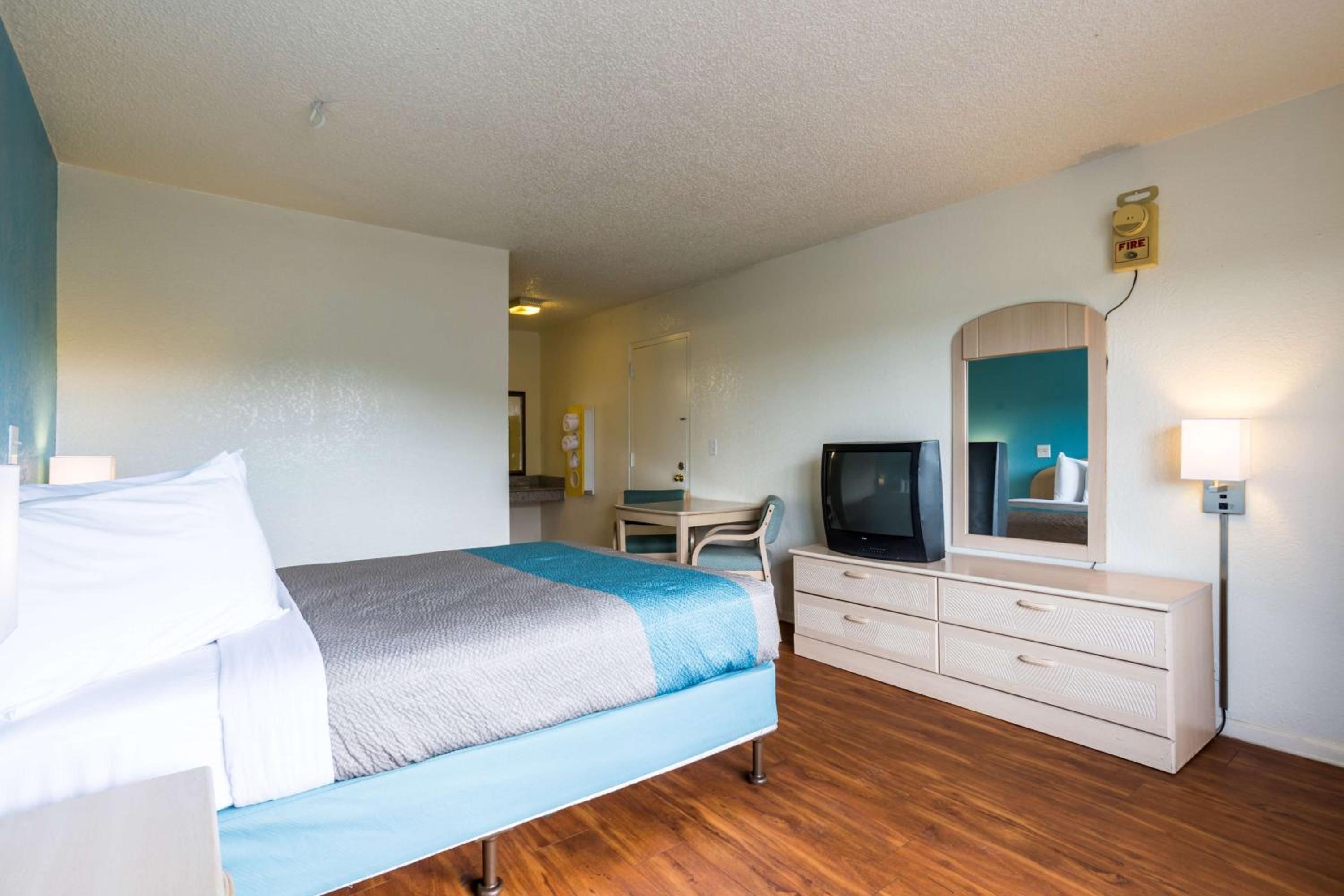 Queen Room - Disability Access - Non-Smoking - Photo 1