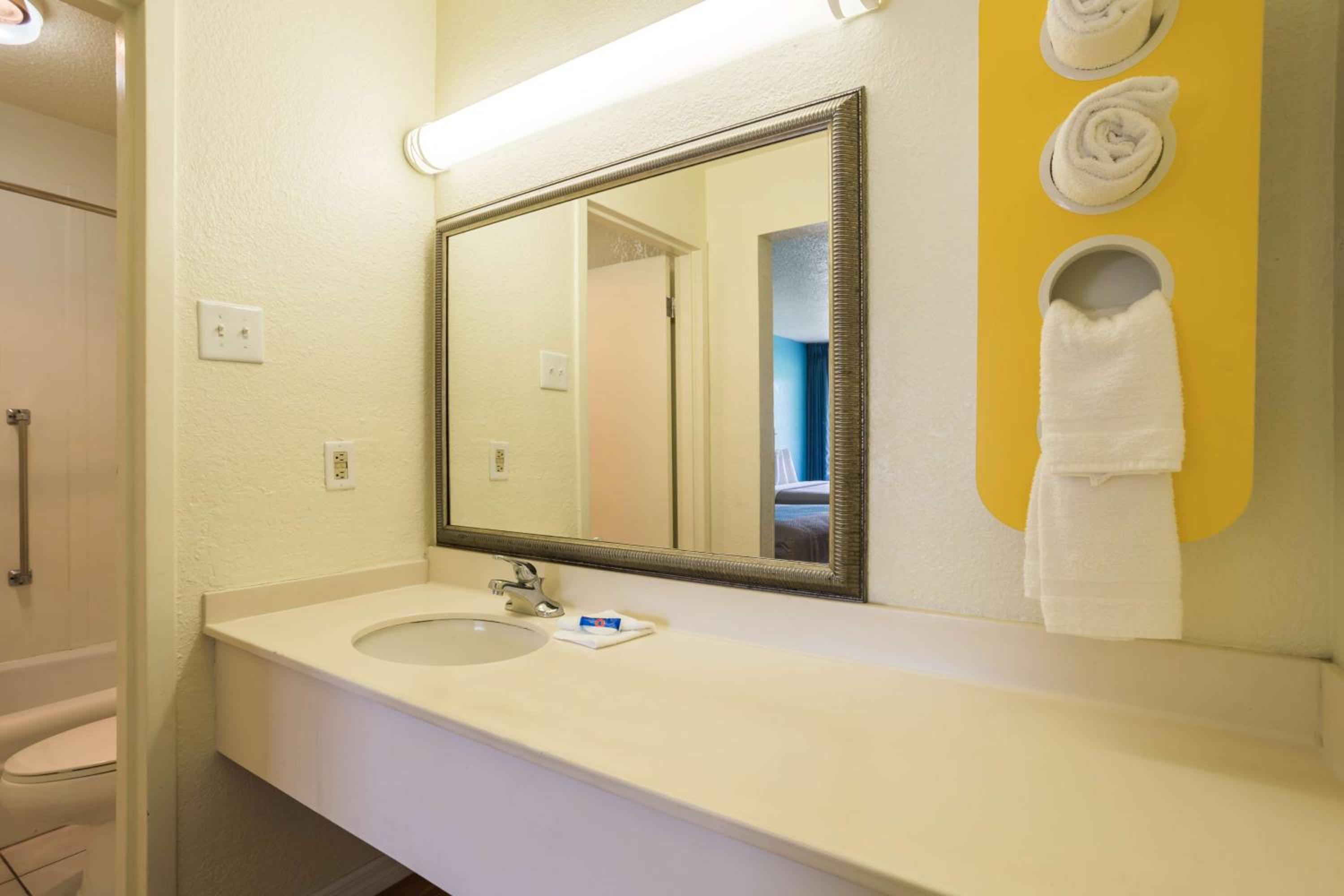 Queen Room - Disability Access - Non-Smoking - Photo 7